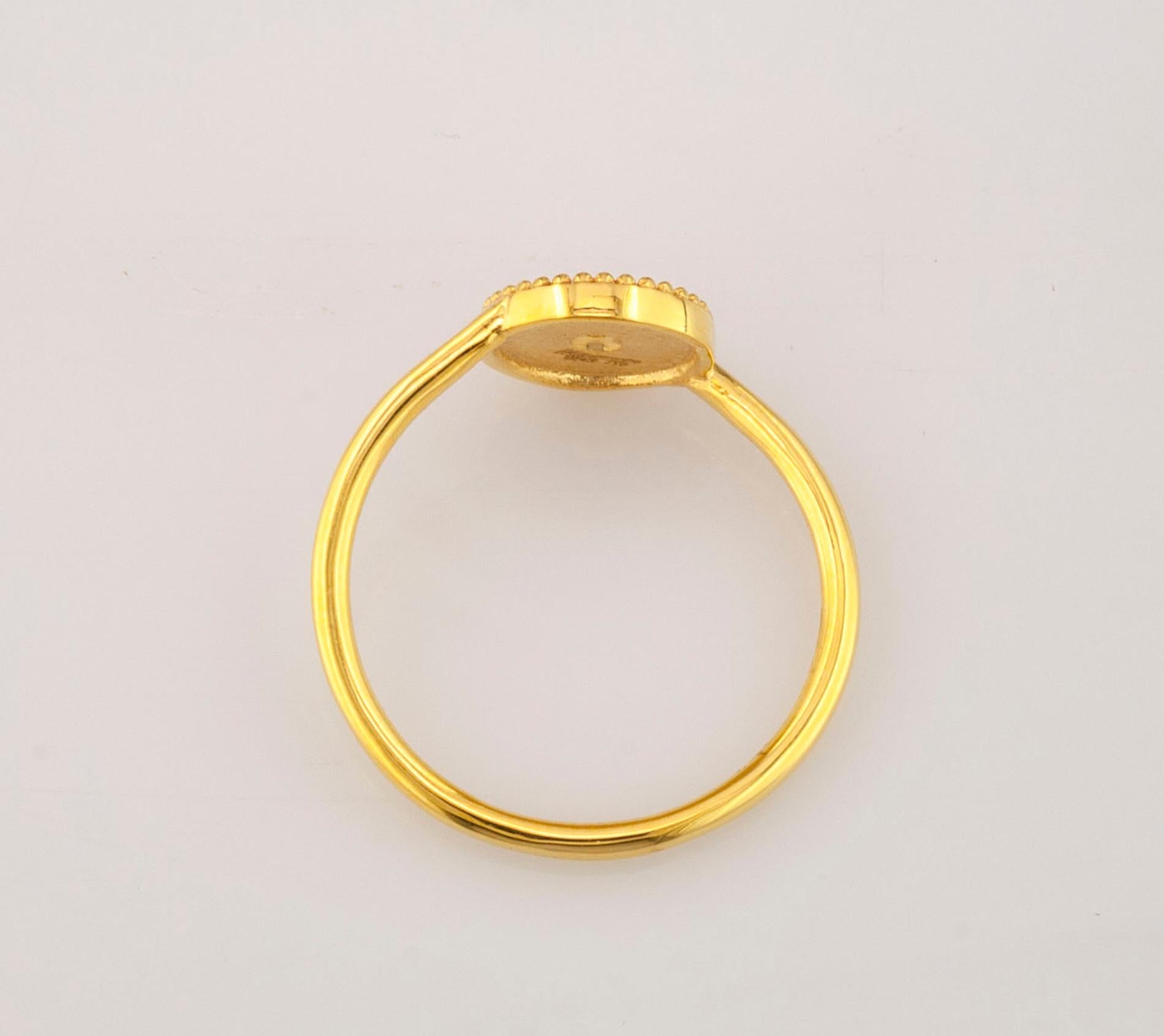 Georgios Collections Bague à anneau fin solitaire en or jaune 18 carats avec diamants ronds en vente 2