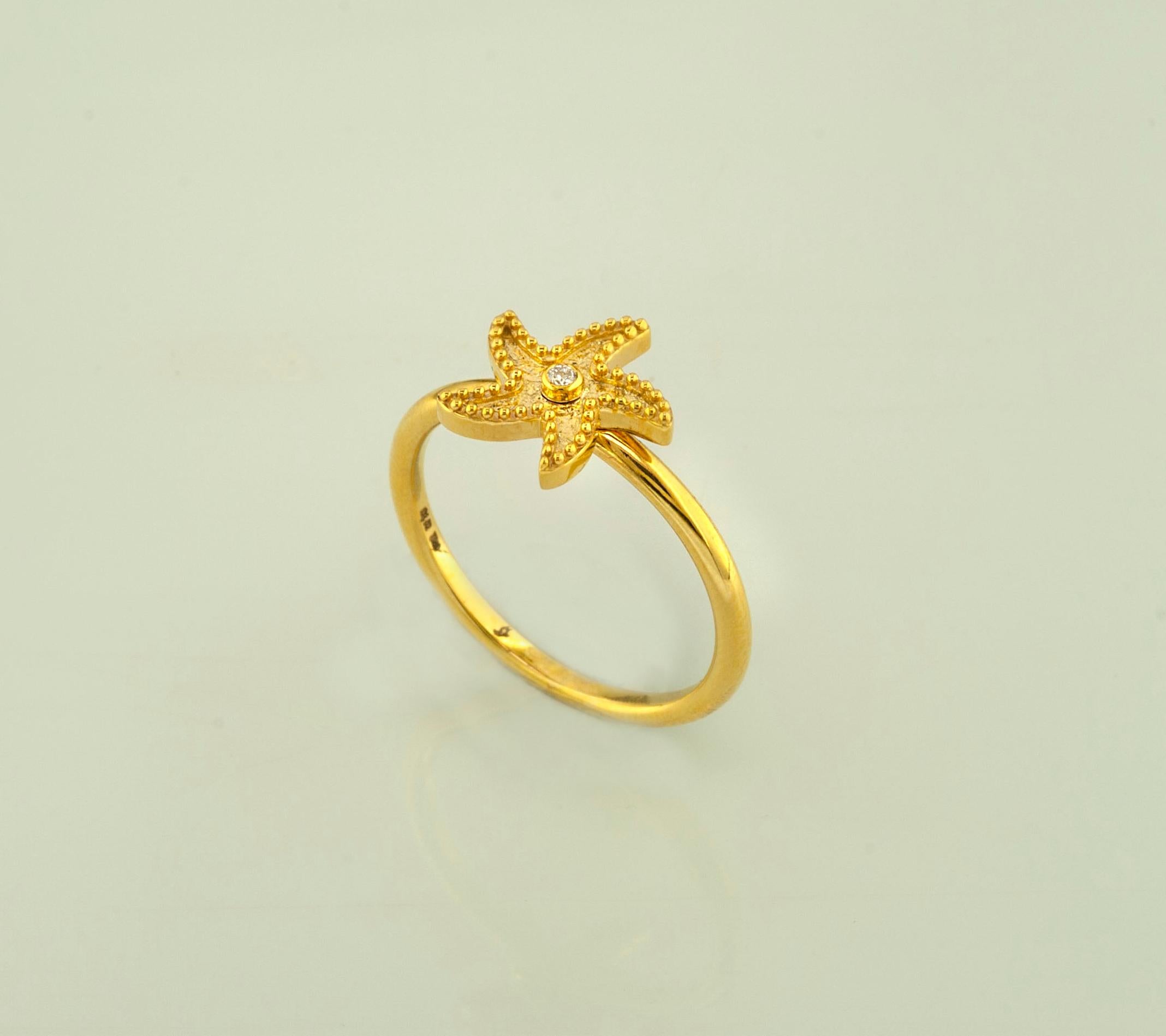 Georgios Collections Bague jonc fin en or jaune 18 carats avec étoile de mer et diamants en vente 1