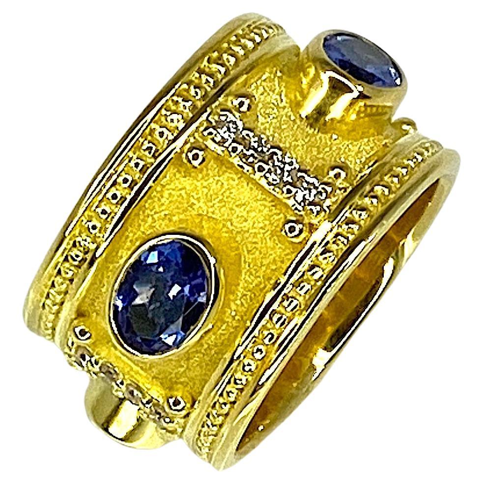 Georgios Kollektionen Breiter Bandring aus 18 Karat Gelbgold mit Tansanit und Diamanten (Byzantinisch) im Angebot