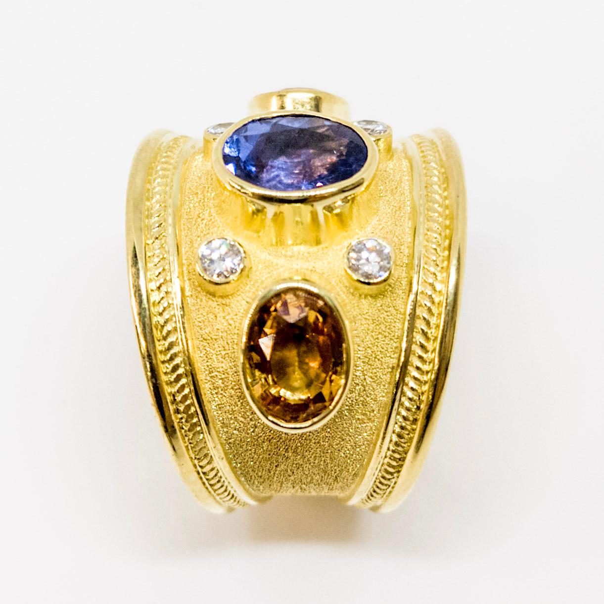 Georgios Kollektionen Ring aus 18 Karat Gelbgold mit Tansanit, Saphir und Diamant (Byzantinisch) im Angebot