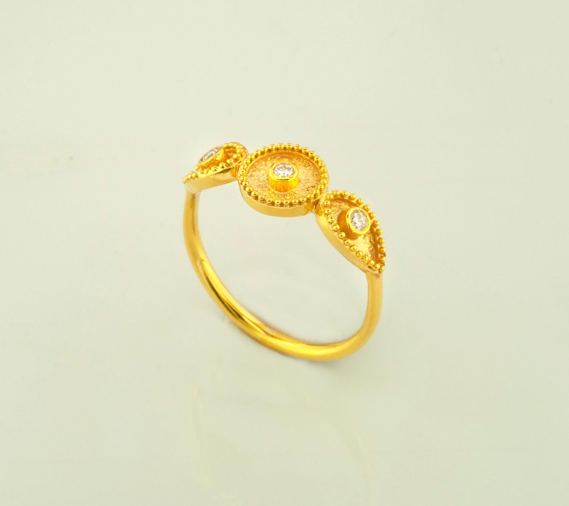 Georgios Collections, bague jonc fin à trois diamants en or jaune 18 carats en vente 1