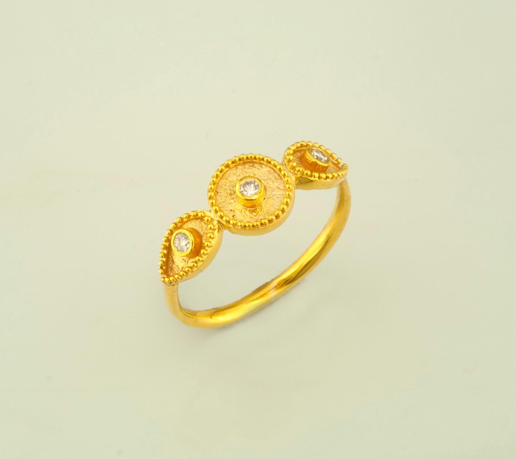 La bague à anneau fin de S.Georgios est en or jaune 18 carats et décorée au microscope avec un travail de granulation fait à la main, et finie avec un aspect velours contrasté unique. Ce magnifique bracelet fin comporte 3 diamants blancs taille