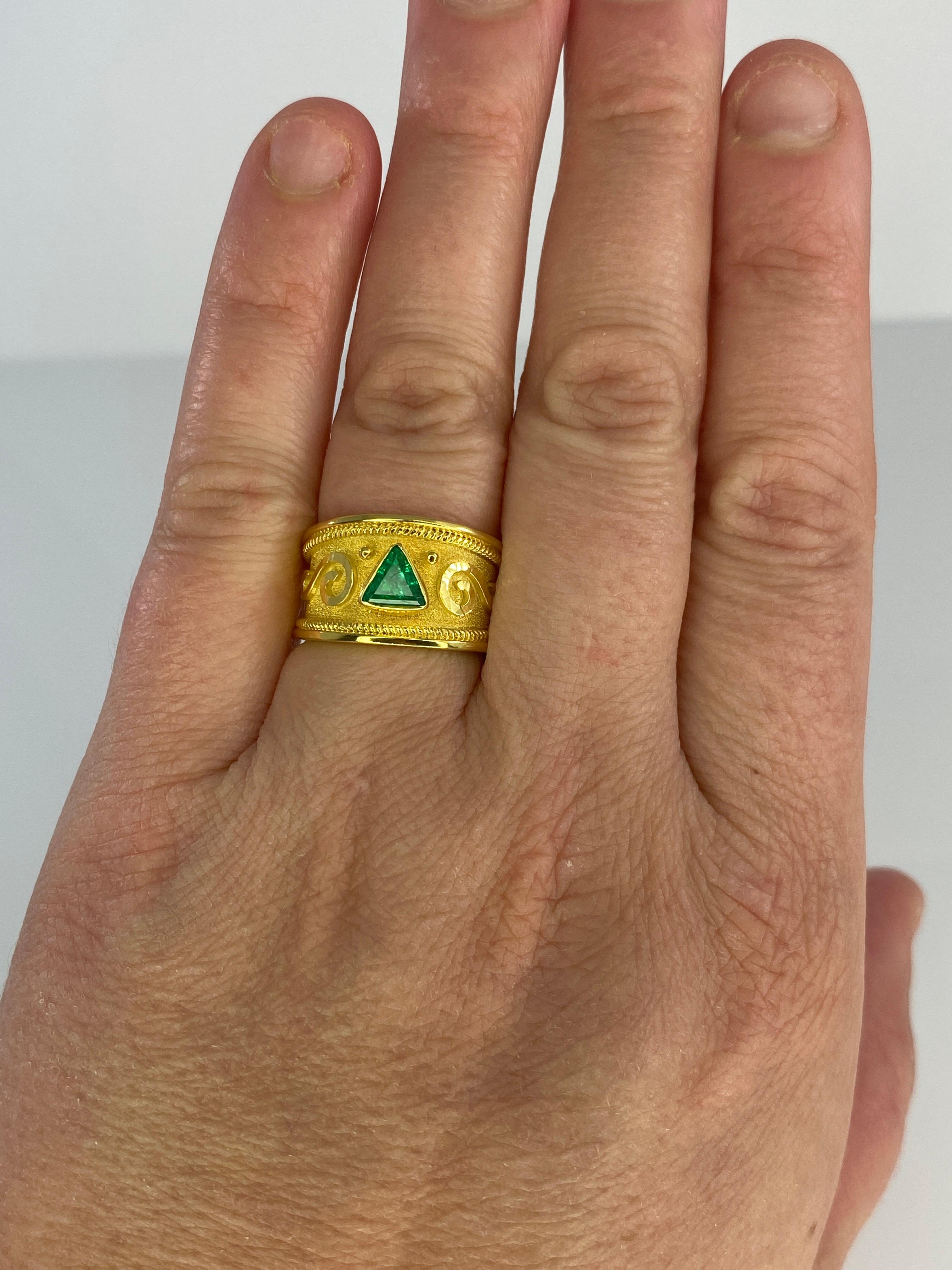 S.Georgios Designerring aus Gelbgold 18 Karat, verziert mit einem byzantinischen Samthintergrund und Granulationsdetails - gedrehte Drähte und Perlen, alle von Hand verziert. In der Mitte dieses wunderschönen Rings befindet sich ein wunderschöner