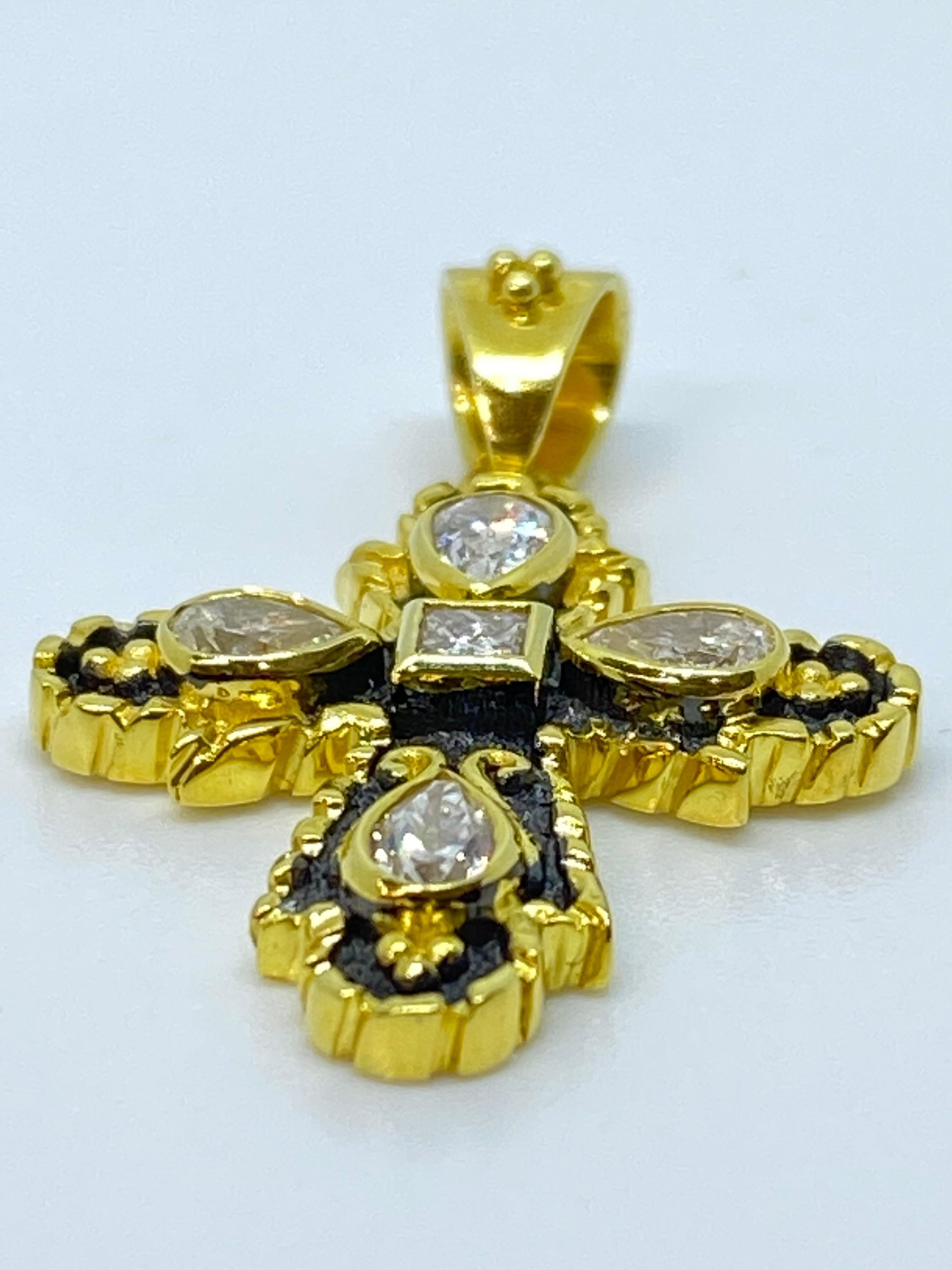 Croix en or jaune 18 carats et rhodium noir bicolore avec diamants Georgios Collections  en vente 9