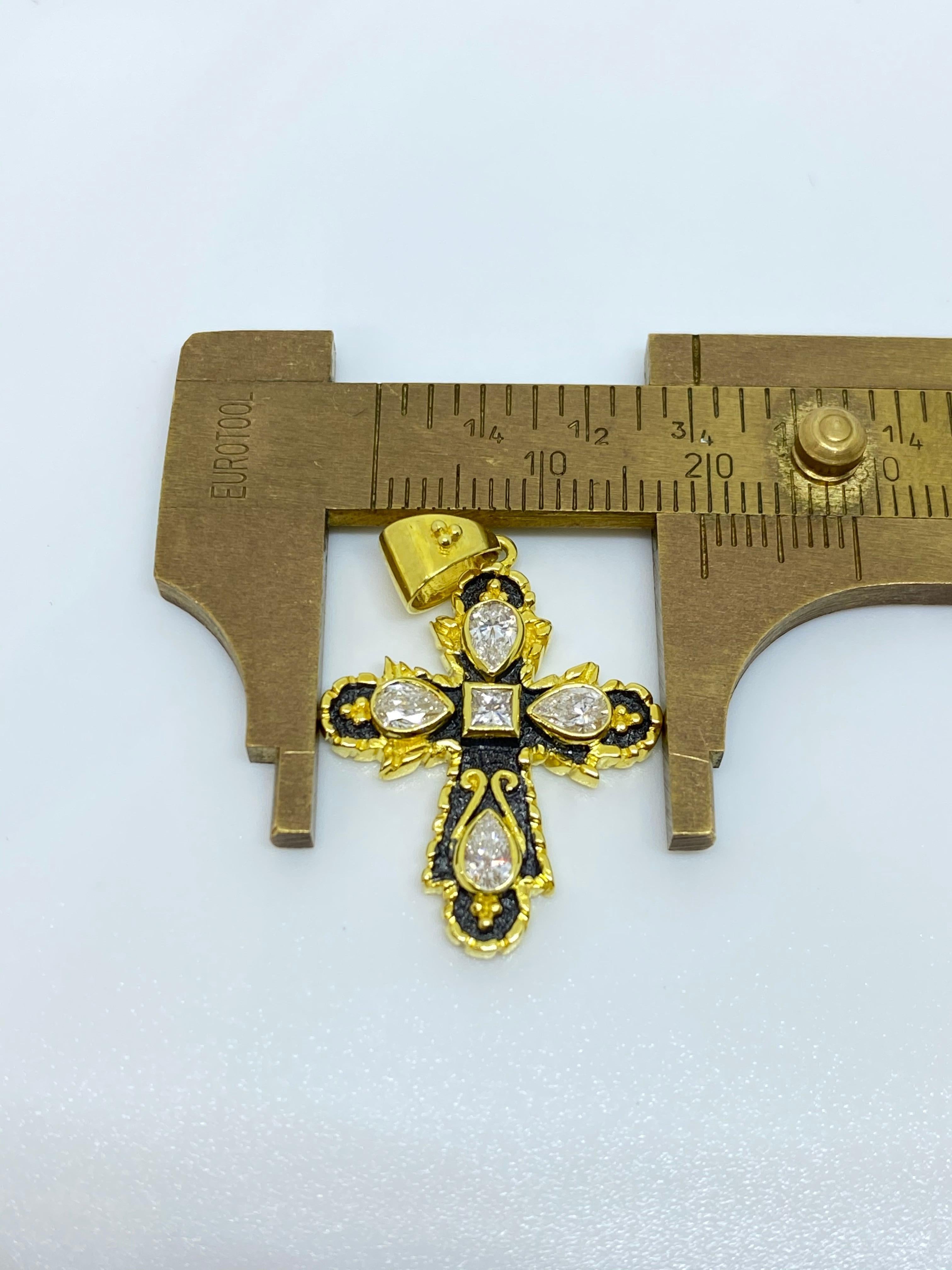 Croix en or jaune 18 carats et rhodium noir bicolore avec diamants Georgios Collections  en vente 2