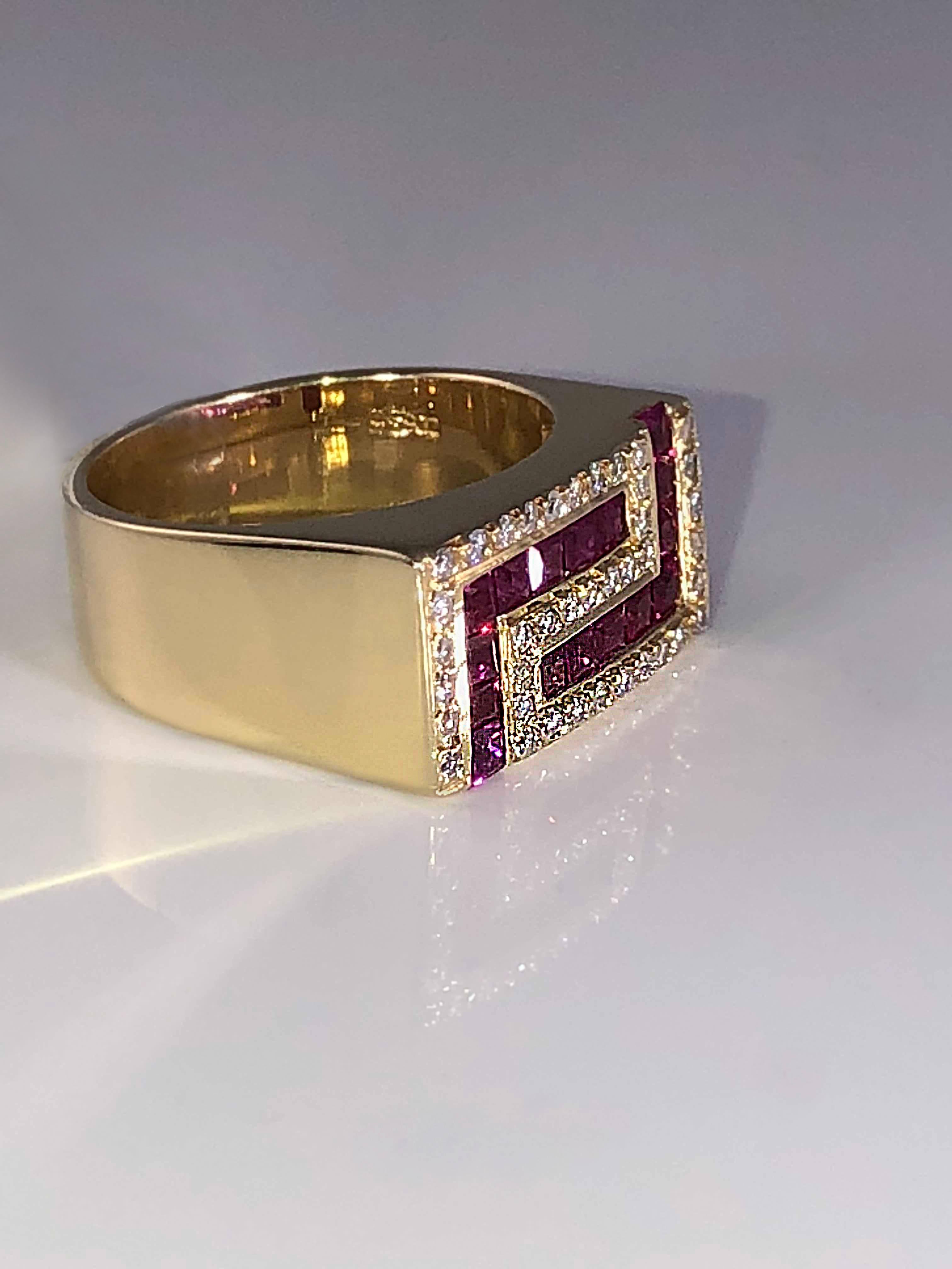 Grec classique Georgios Collections Bague unisexe en or jaune 18 carats avec diamants rouge sang et rubis en vente