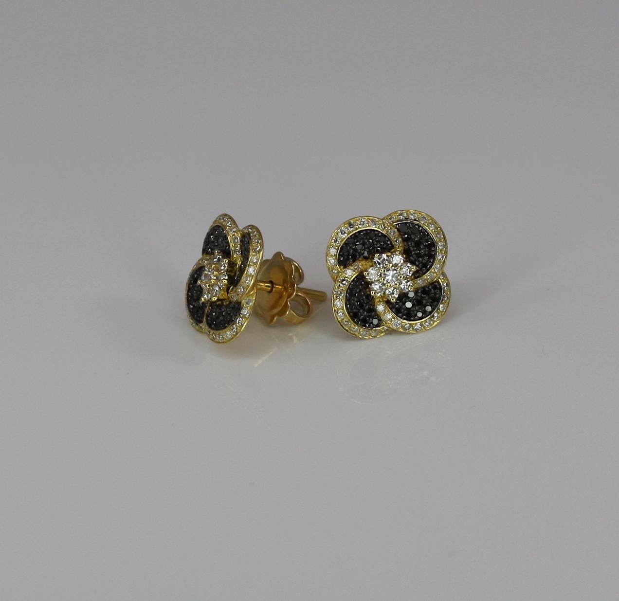 Diese floralen S.Georgios-Ohrringe sind aus 18 Karat Gelbgold und handgefertigt. Die Ohrringe sind mit Diamanten im Brillantschliff in Form von Blütenblättern verziert. Schwarze Diamanten mit einem Gesamtgewicht von 0,60 Karat und weiße Diamanten