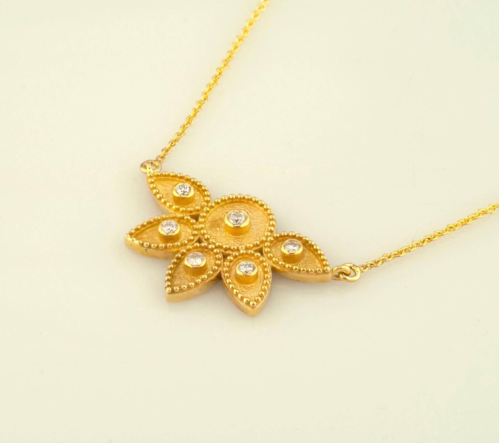 Georgios Kollektionen 18 Karat Gelbgold Weißer Diamant Kette Anhänger Halskette  (Zeitgenössisch) im Angebot