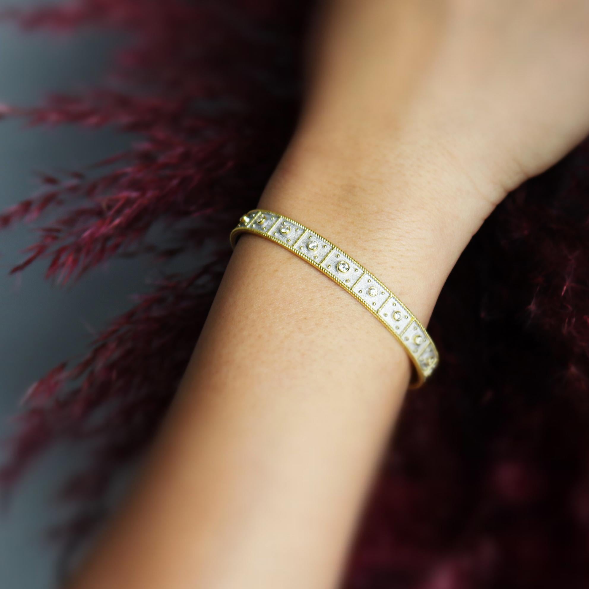 Georgios Collections Bracelet jonc en or jaune 18 carats et diamants rhodiés blancs en vente 4