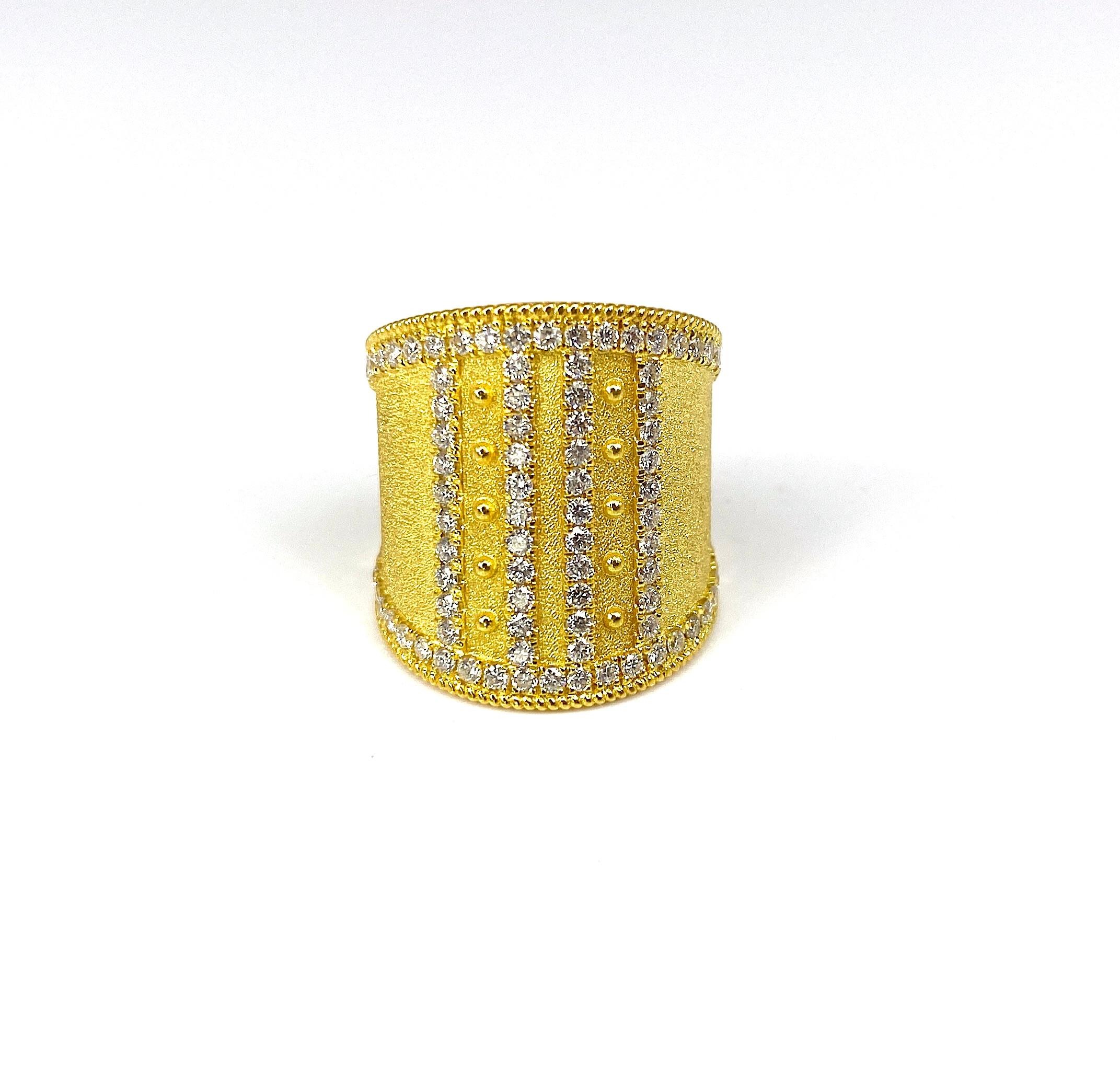 Taille ronde Georgios Collections Bague large en or jaune 18 carats avec granulation et diamants  en vente