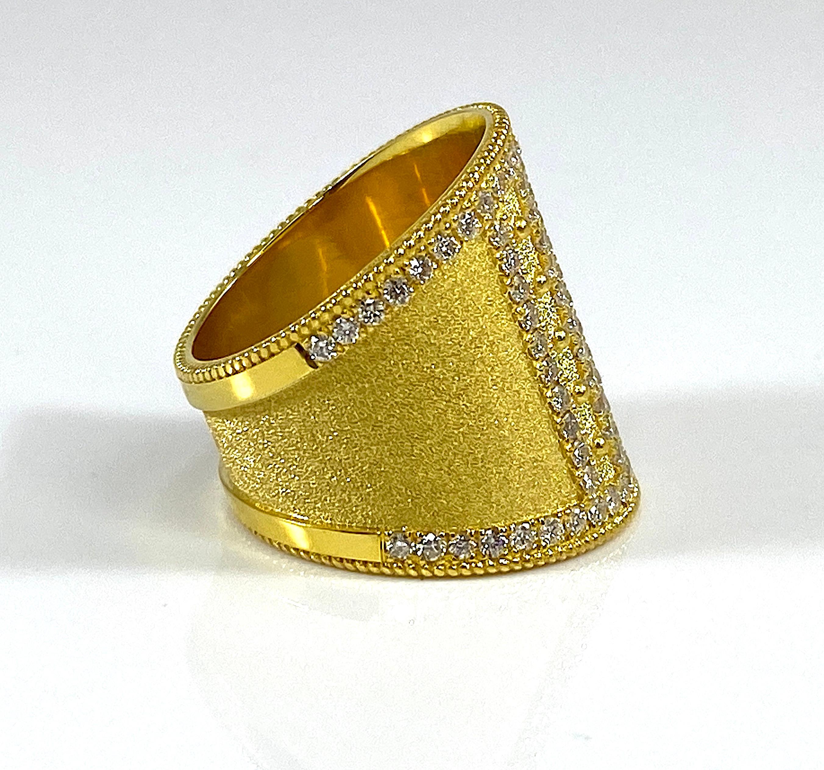 Georgios Collections Bague large en or jaune 18 carats avec granulation et diamants  Unisexe en vente