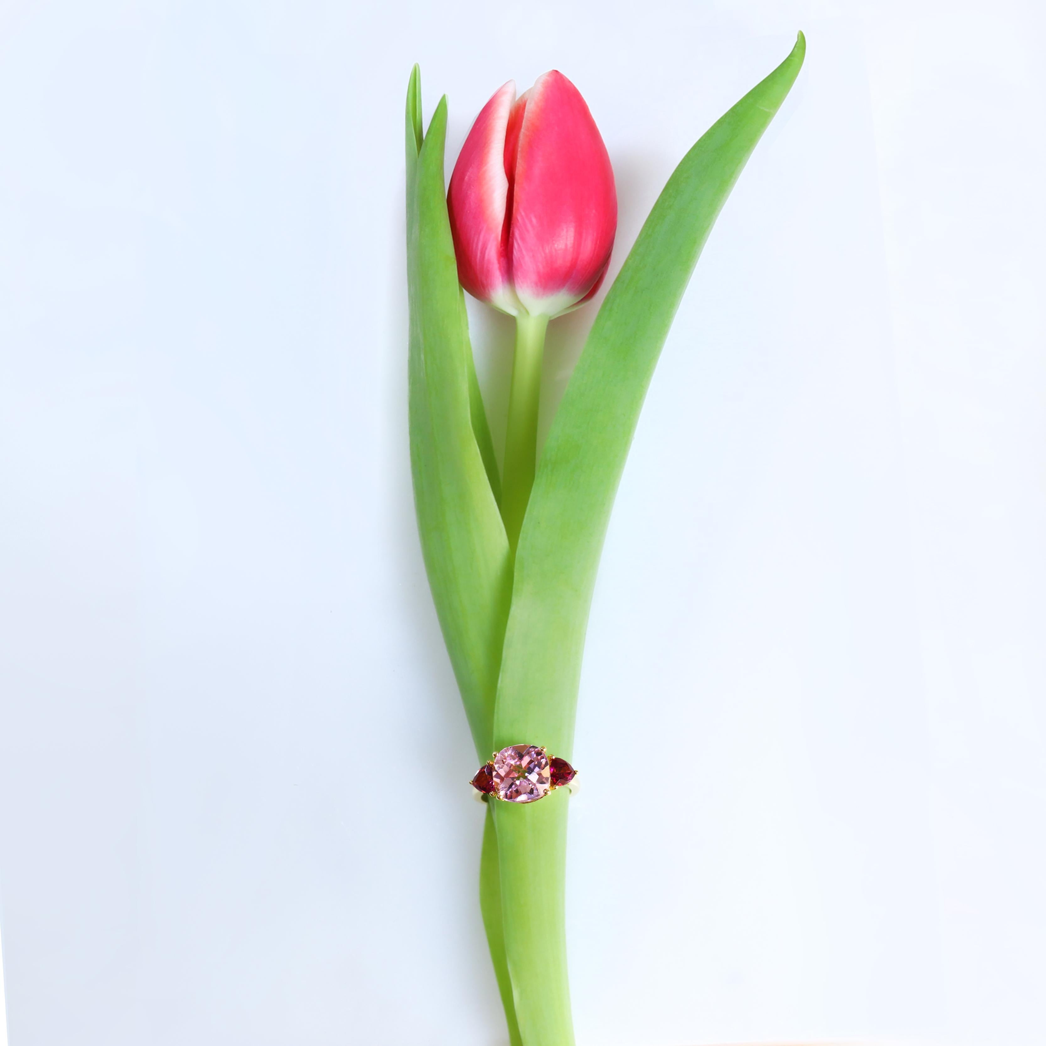 De las mujeres Georgios Collections 18 Karat Yellow Kunzite Cushion Ring with Tourmalines en venta