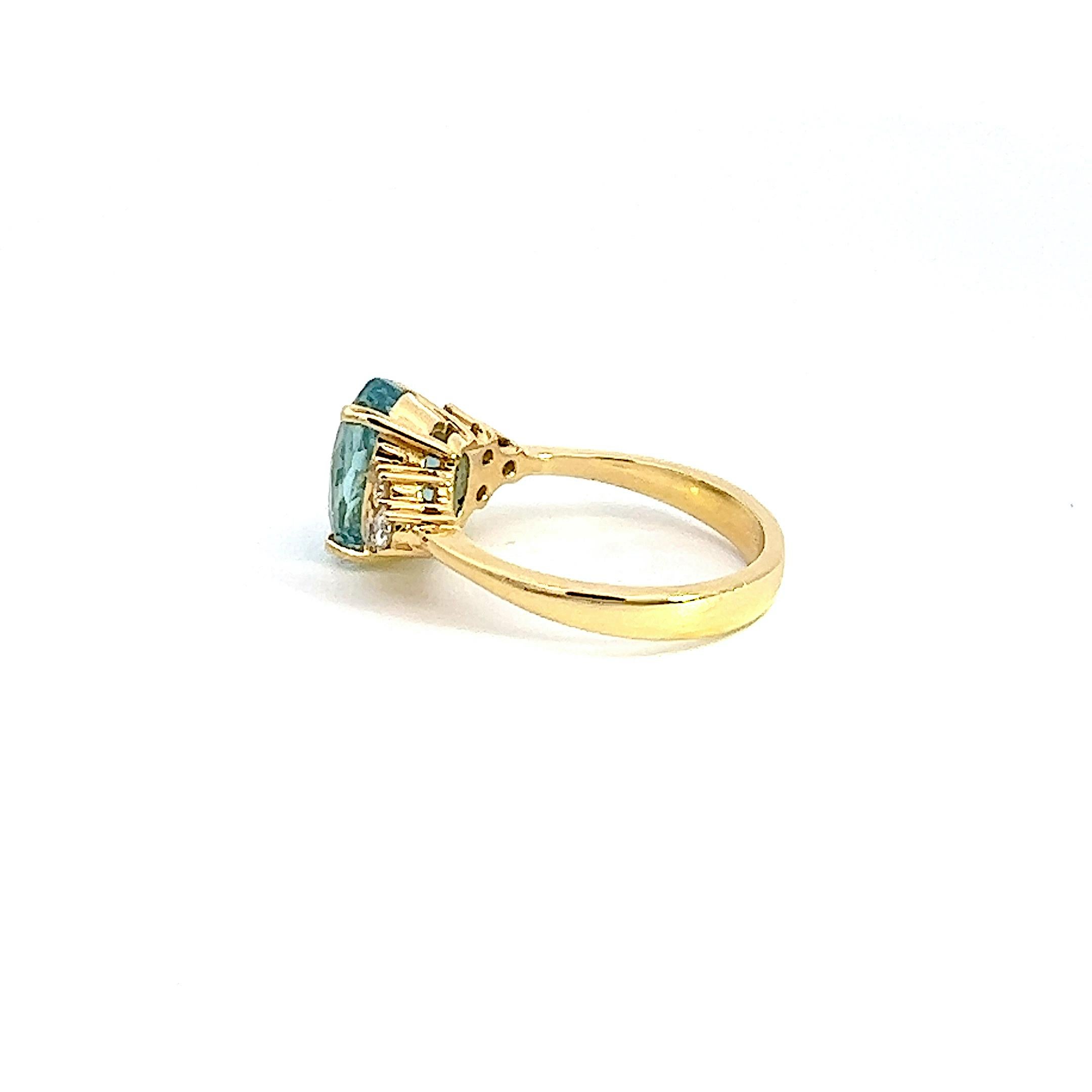 Georgios Kollektionen 18 Karat Gelbgold Aquamarin Solitär-Ring mit Diamanten (Ovalschliff) im Angebot