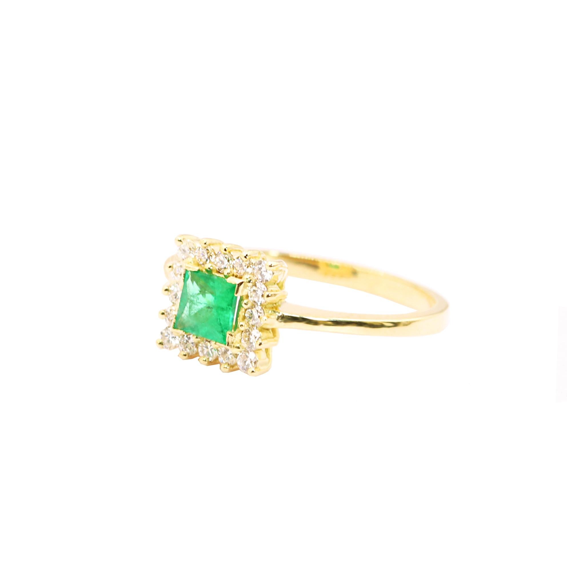 Georgios Collections 18K Yellow Gold Princess -Cut Emerald Ring with Diamonds In New Condition For Sale In Astoria, NY