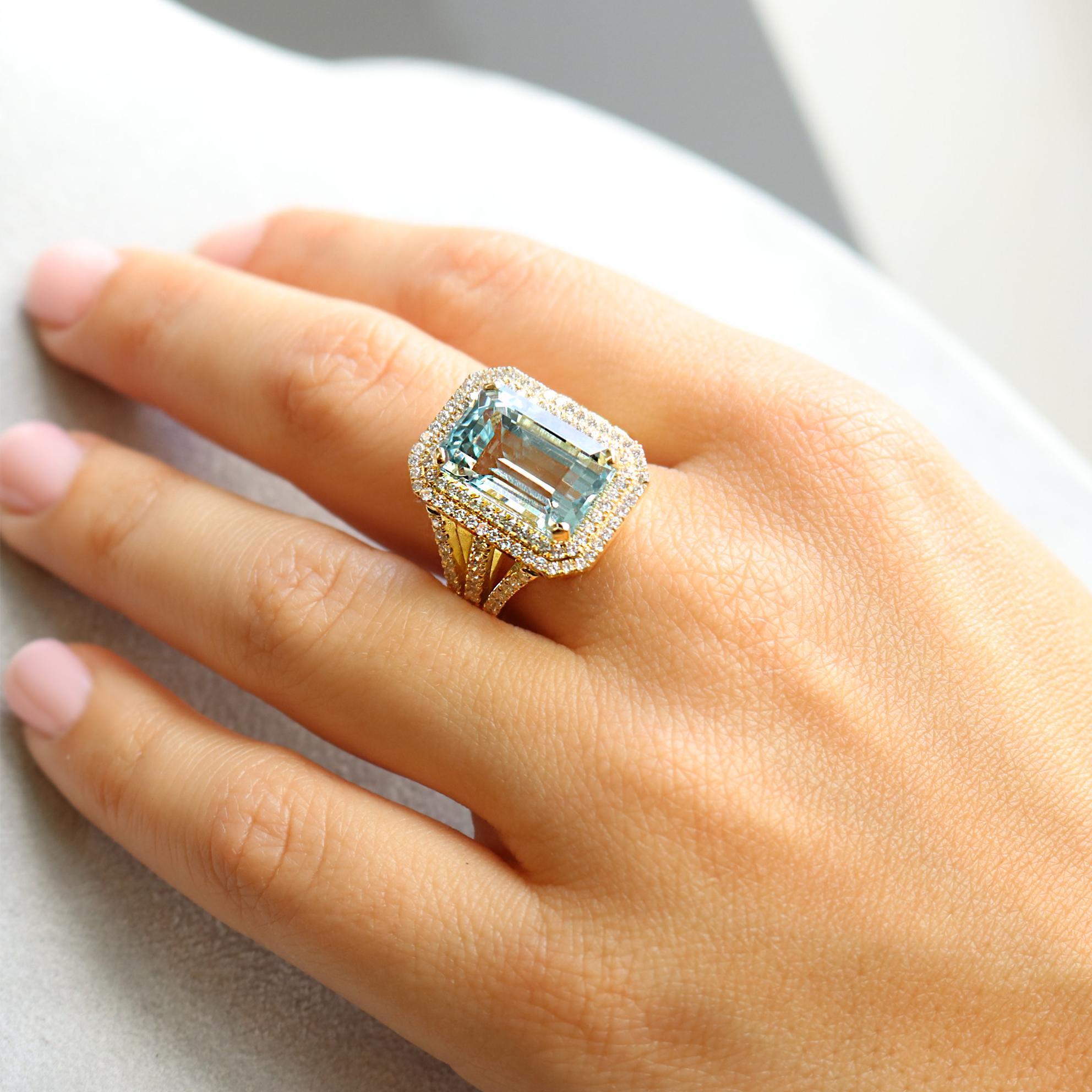 Georgios Collections 18K Yellow Gold Ring with Aquamarine and Diamonds For Sale 4