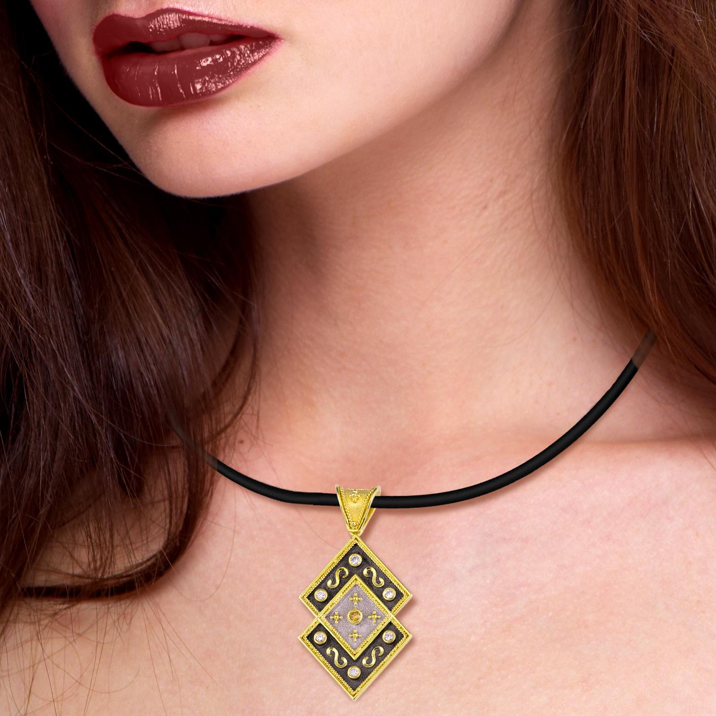 Taille baguette Pendentif réversible Georgios Collections en or 18 carats, diamant et pièce de monnaie en vente