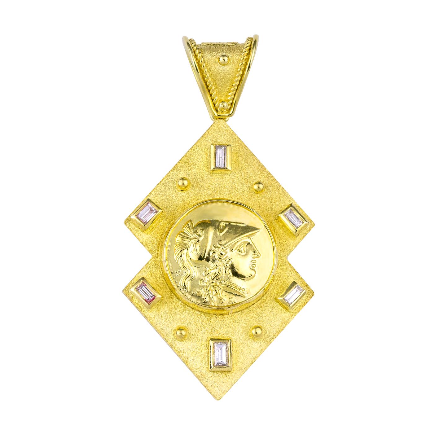 Le pendentif enhancer de S.Georgios est entièrement fabriqué à la main en or jaune et blanc 18 carats sur mesure. Il est décoré au microscope - avec un travail de granulation - des perles et des fils sur les deux côtés. Le fond du pendentif présente