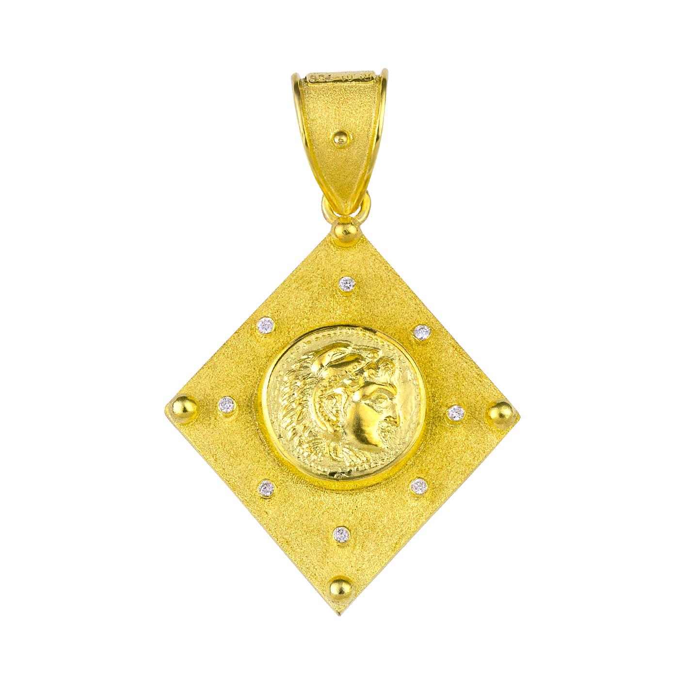 Pendentif enhancer en or jaune 18 carats fait main par le designer S.Georgios et fabriqué sur mesure. Il est décoré au microscope - avec un travail de granulation - des perles et des fils sur les deux côtés. Le fond du pendentif présente un