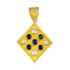 Ciondolo a moneta reversibile in oro 18 carati con zaffiro e diamante di Georgios Collections