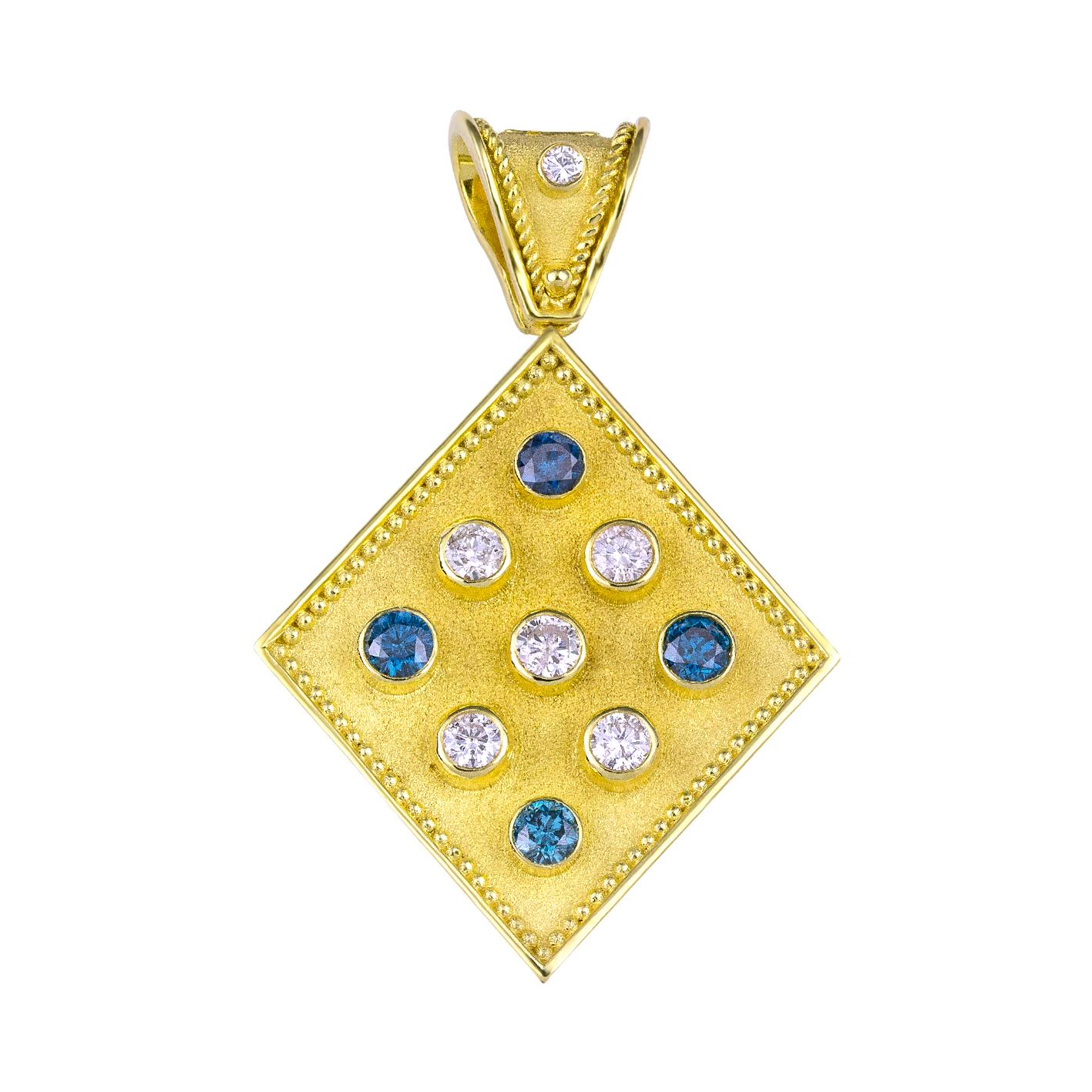 Le pendentif enhancer de S.Georgios est entièrement fabriqué à la main en or jaune et blanc 18 carats sur mesure. Il est décoré au microscope - avec un travail de granulation - des perles et des fils sur les deux côtés. Le fond du pendentif présente