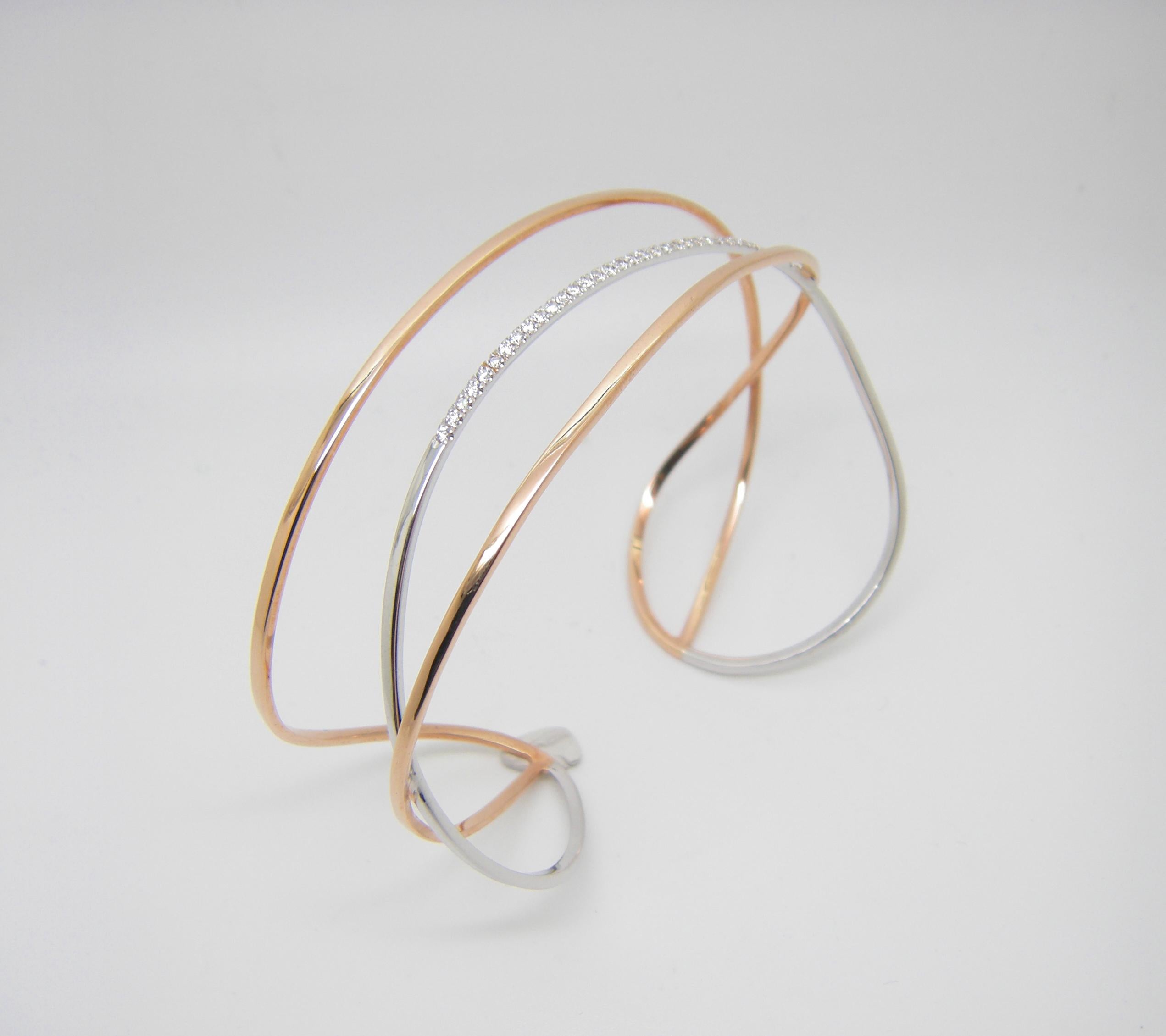 Dieses zweifarbige Designer-Armband von S.Georgios besteht aus 18-karätigem Weiß- und Roségold und ist komplett handgefertigt. Die wunderschöne Manschette ist maßgefertigt und hat weiße Diamanten im Brillantschliff mit einem Gesamtgewicht von 0,30