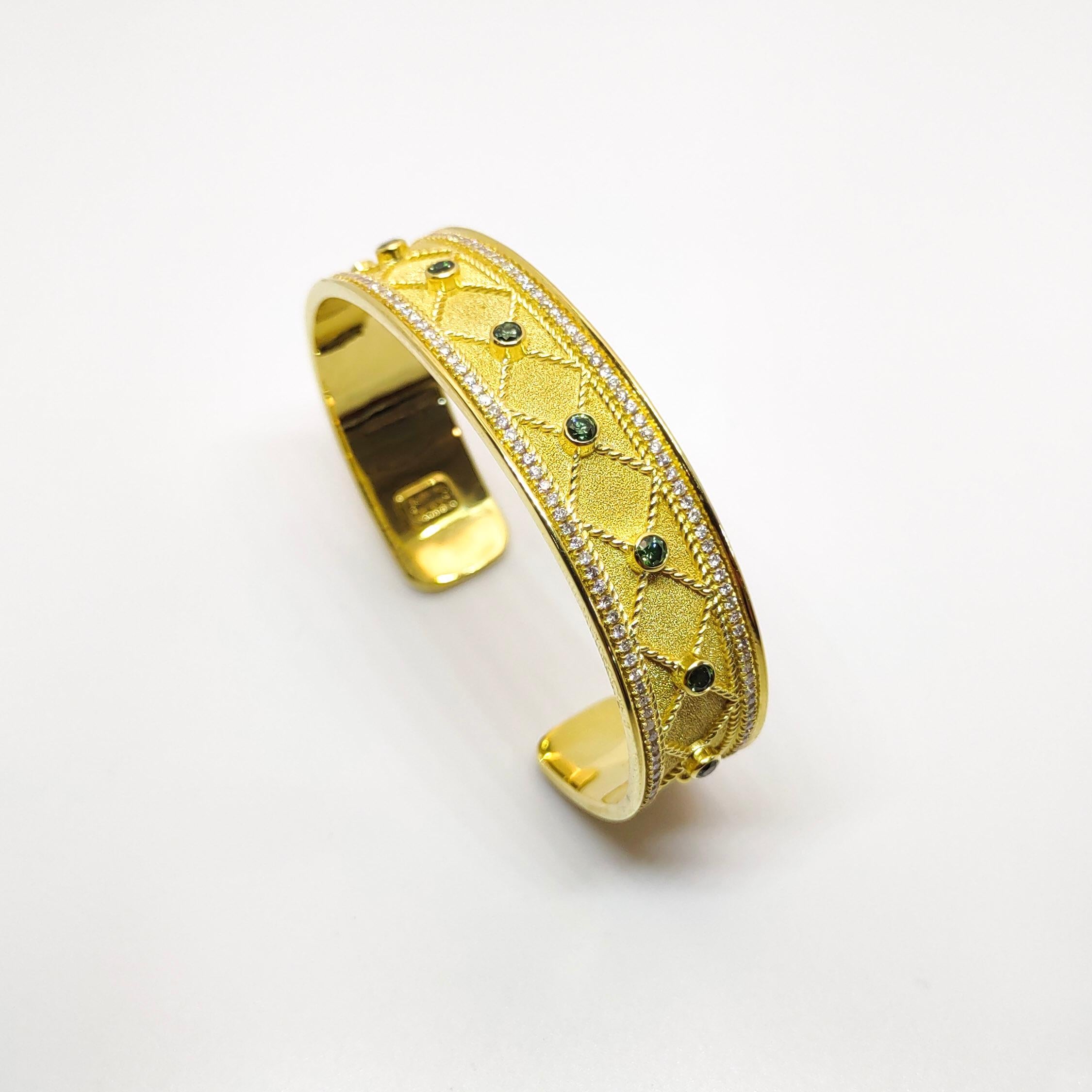 Georgios Collections Gelbgold Armband aus 18 Karat grünem und weißem Diamanten im Zustand „Neu“ im Angebot in Astoria, NY