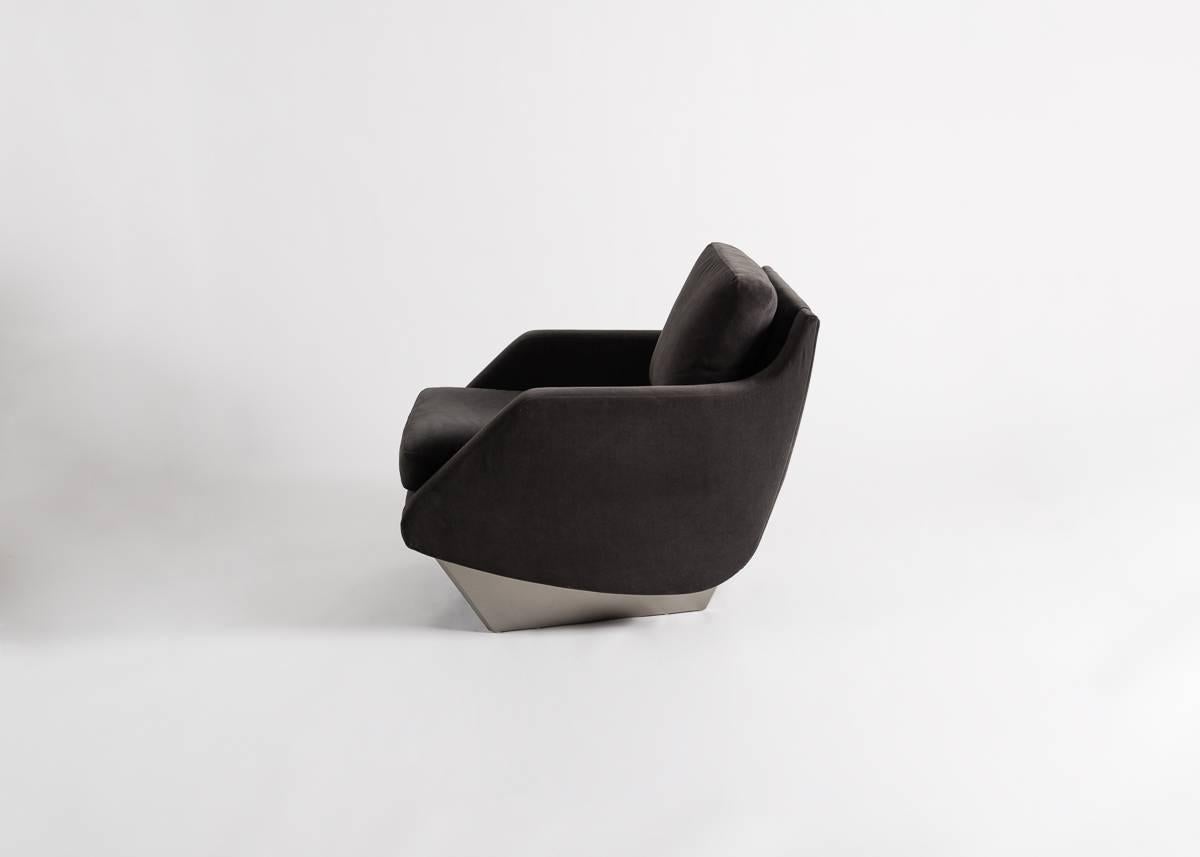Compañero de su conocido sofá, este fabuloso sillón de los arquitectos Georgis & Mirgorodsky presenta un asiento afelpado y dos soportes de arce lacado. 

Puede fabricarse por encargo en tejido COM, con soportes en diversas opciones de