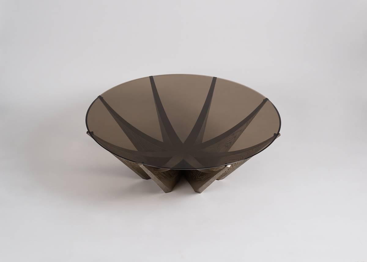 Créée spécialement pour être assortie à son canapé Whalebone, cette table du designer et architecte d'intérieur William AT&T Georgis présente un plateau en verre bronze soigneusement biseauté à la main, qui repose sur un ensemble de huit pieds.