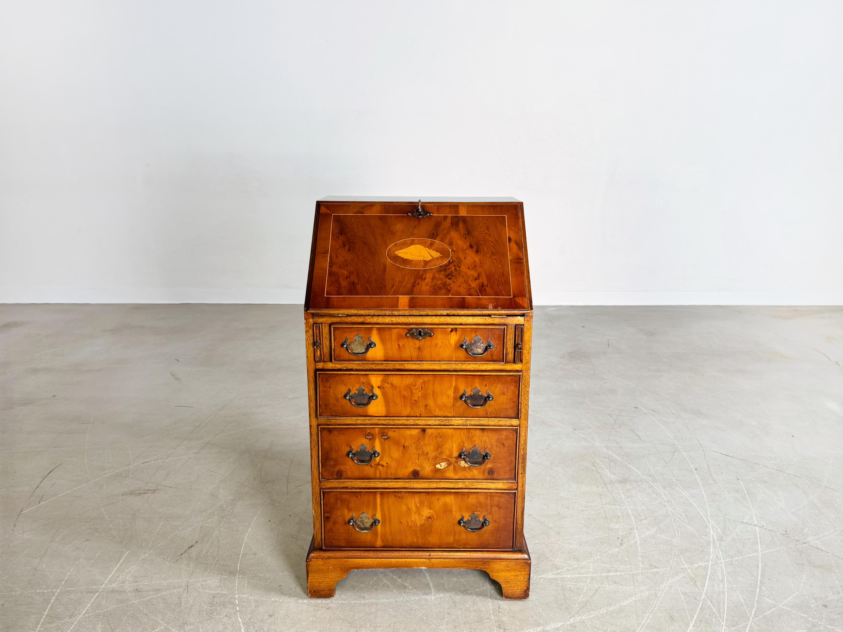 Offriamo una splendida sedia di stile Midcentury in stile georgiano, risalente agli anni '60, da vendere. Il Sekretär può contare su 4 geräumige Schubladen nell'unteren Korpus e su verschiedene kleine Verstaumöglichkeiten nell'oberen Arbeitsbereich.