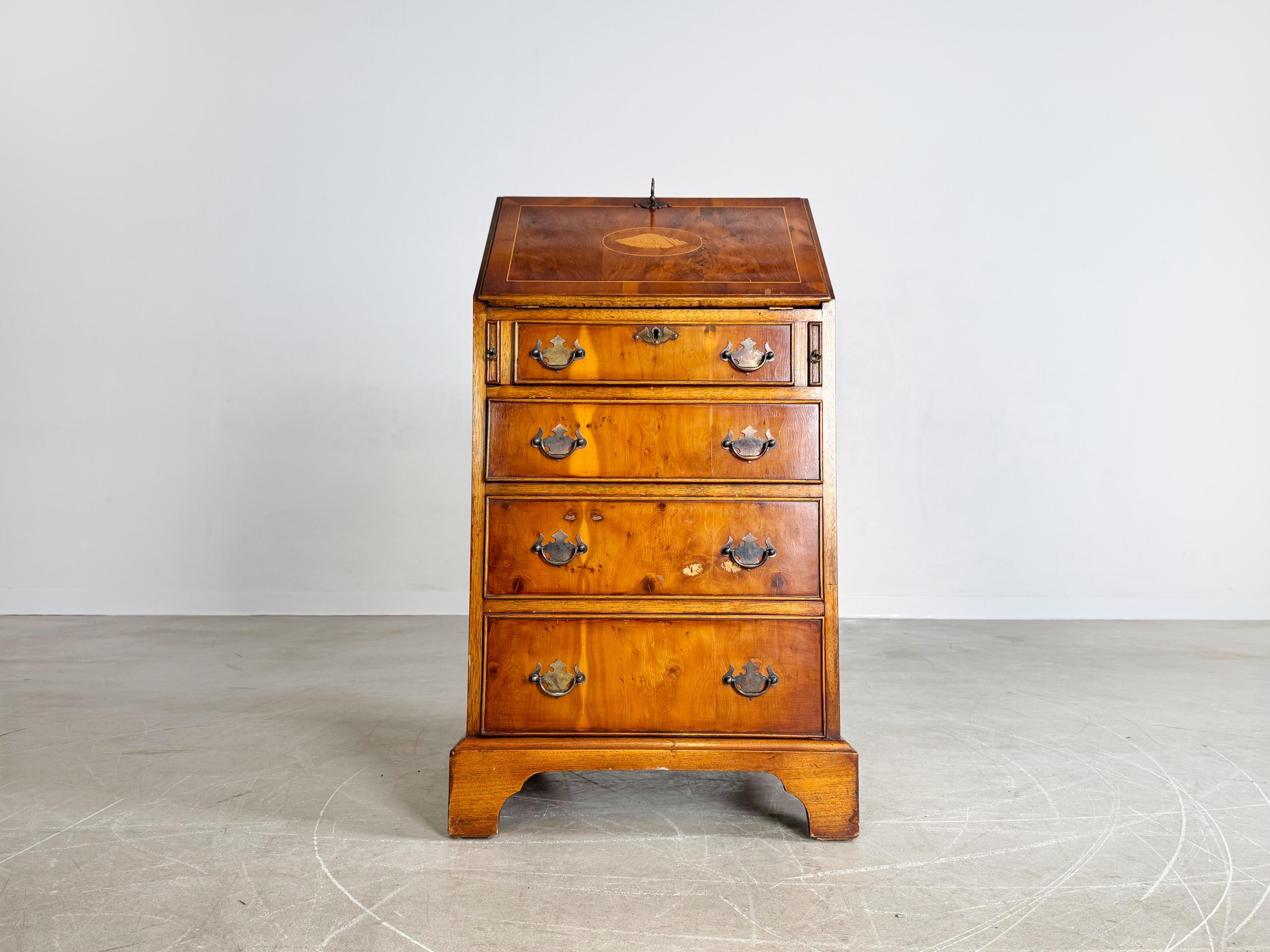 Mid-Century moderno Georgischer Midcentury Sekretär Kommode Ledereinlage antik 1960 in vendita