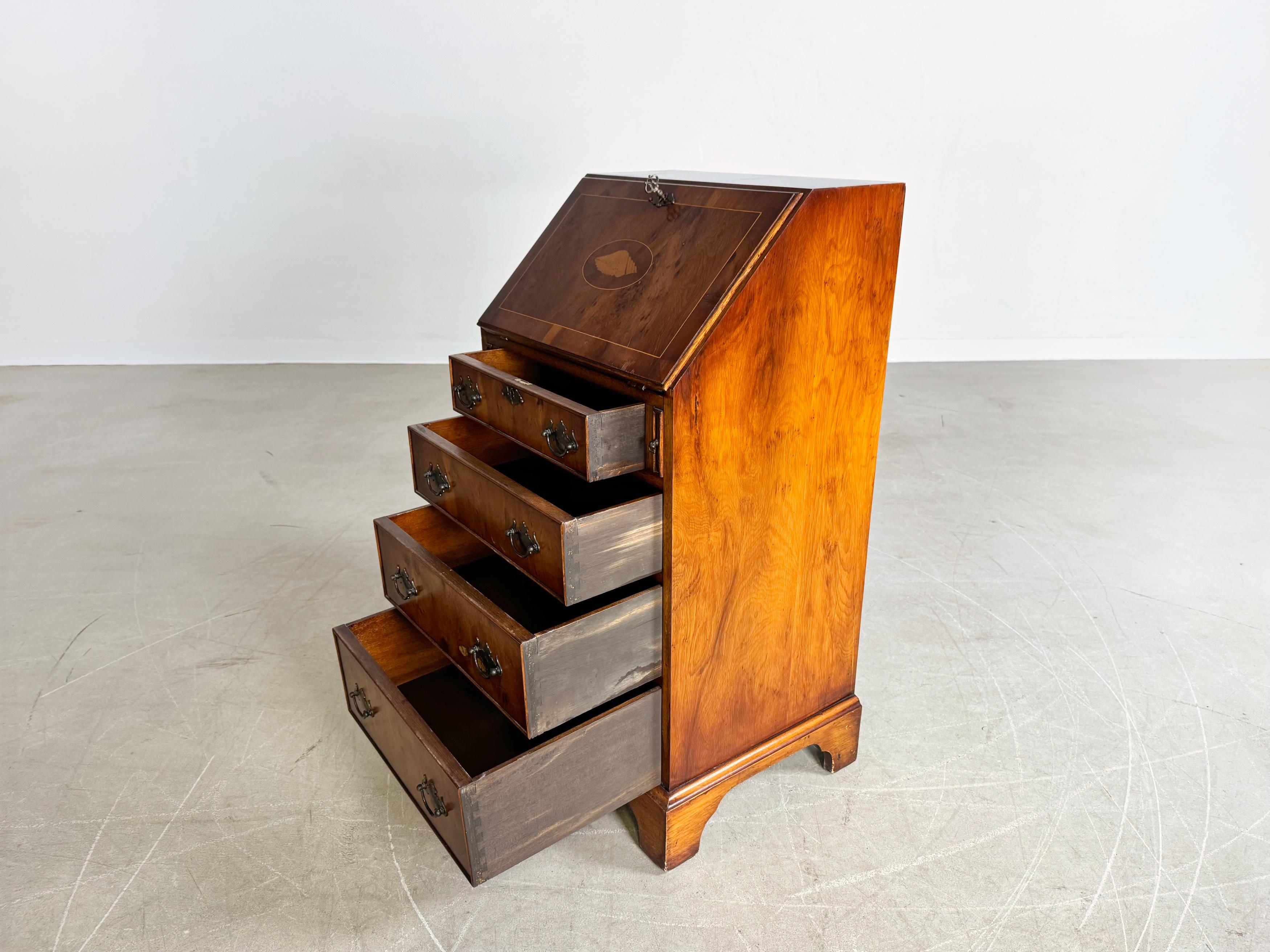 Sconosciuto Georgischer Midcentury Sekretär Kommode Ledereinlage antik 1960 in vendita