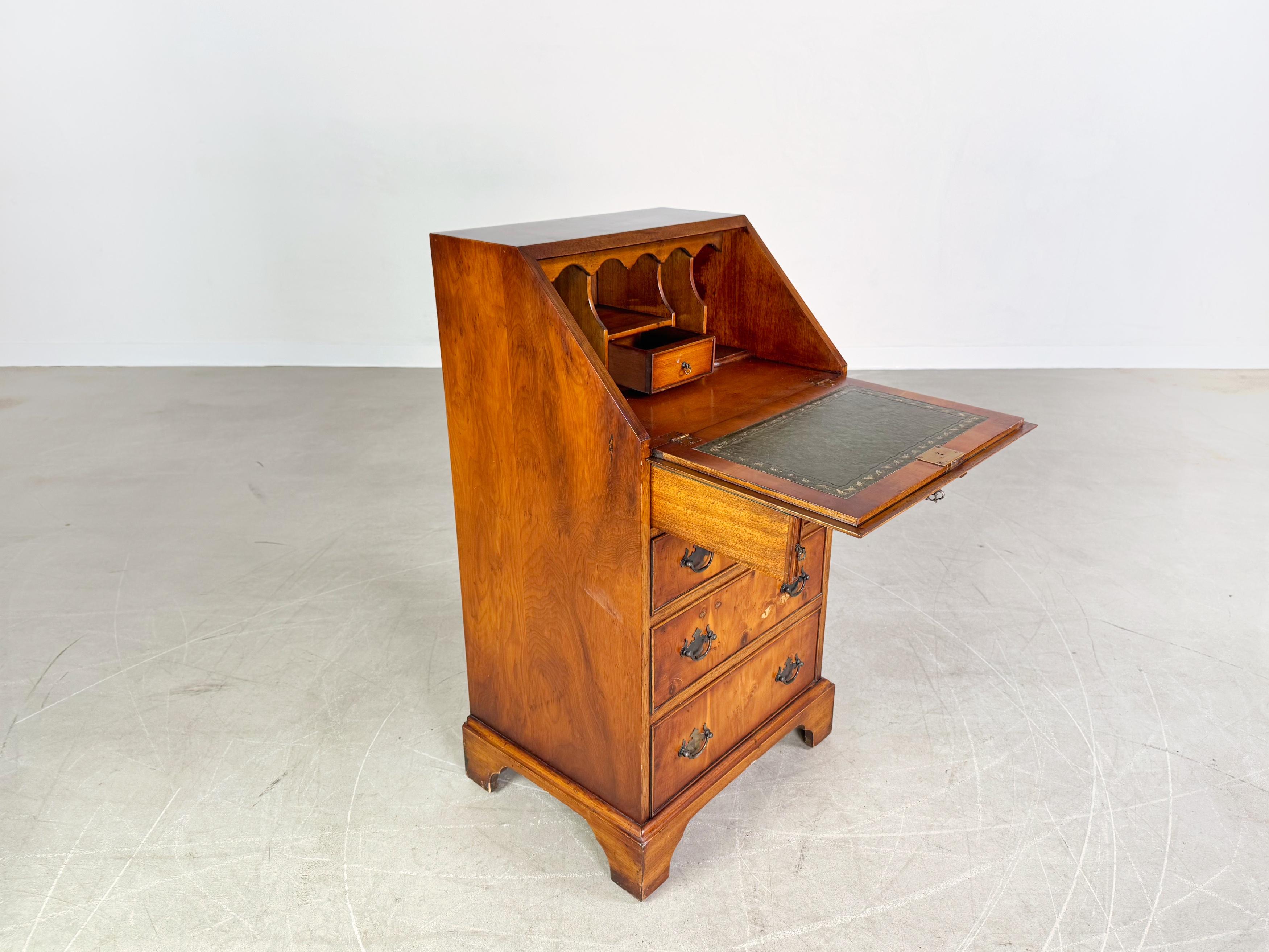 Georgischer Midcentury Sekretär Kommode Ledereinlage antik 1960 In condizioni buone in vendita a Berlin, DE