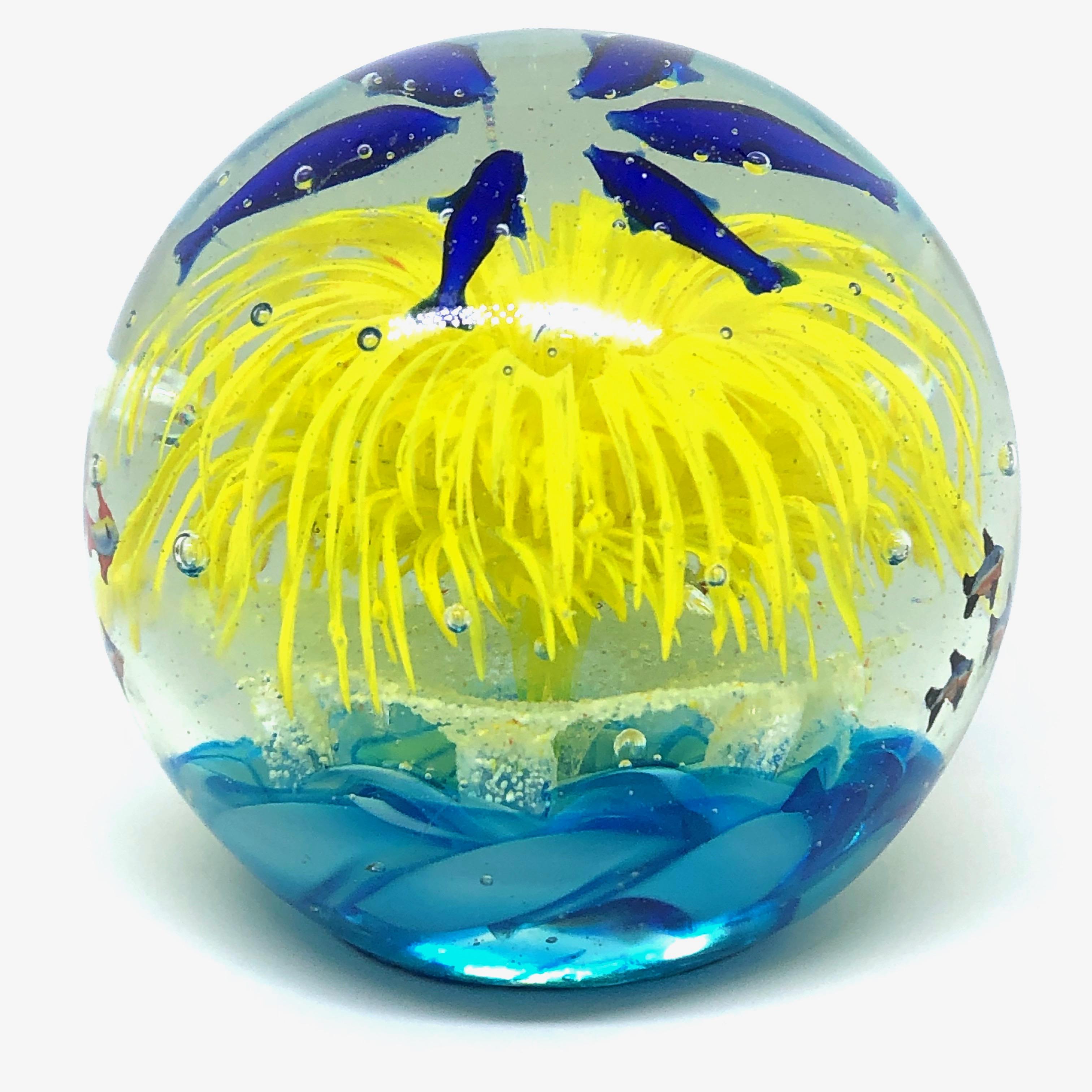 Mid-Century Modern Georgous Big Dolphin and Fish Sea Murano Italian Art Glass Aquarium Paperweight (Presse-papier pour aquarium) en vente