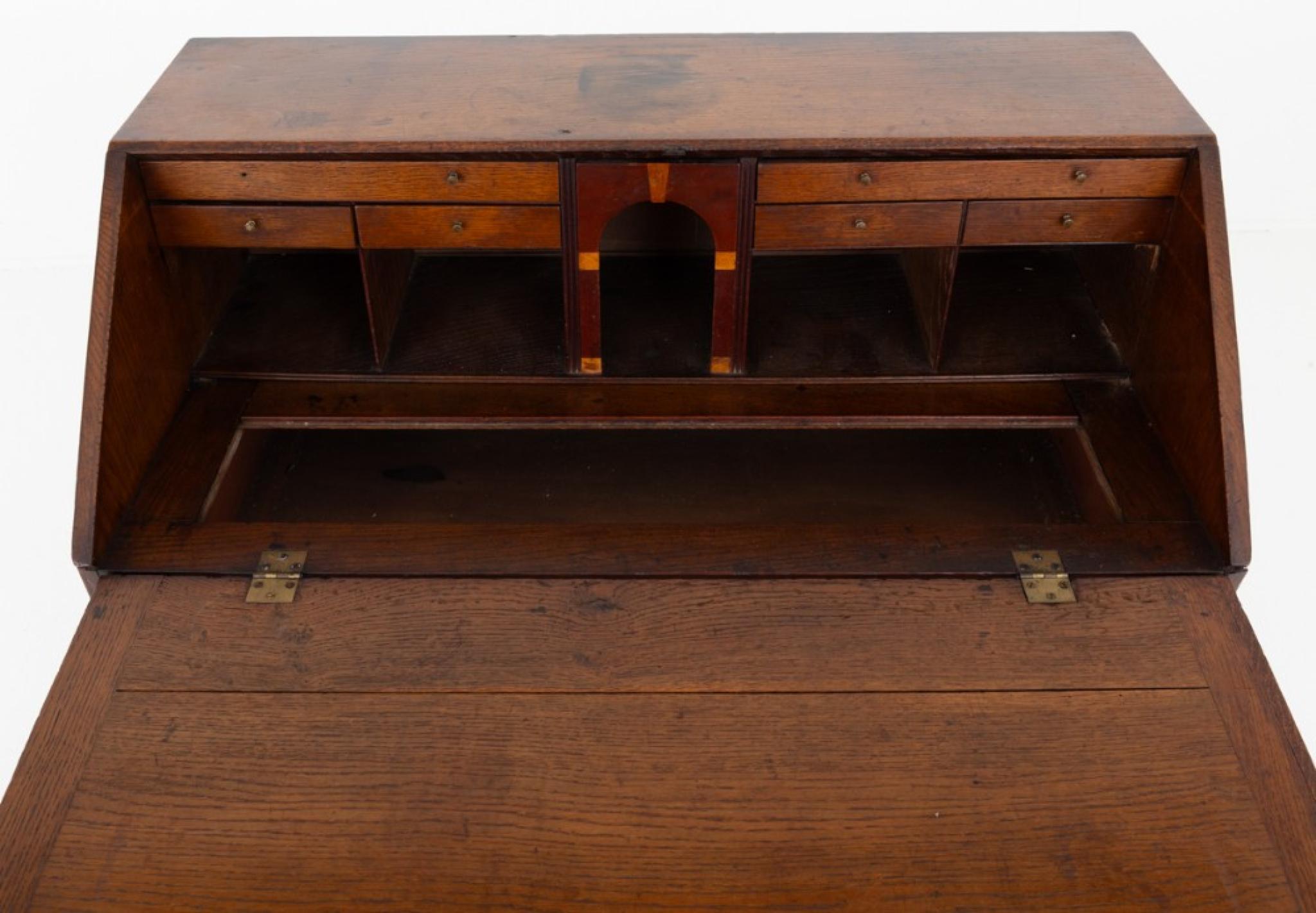 Georgian elm bureau
This bureau features 3 working drawers and 1 faux top drawer
Period Georgian antique
The drawers retain the original oval plate handles and escutcheons
We can ship to anywhere in the world including the US, please get in touch