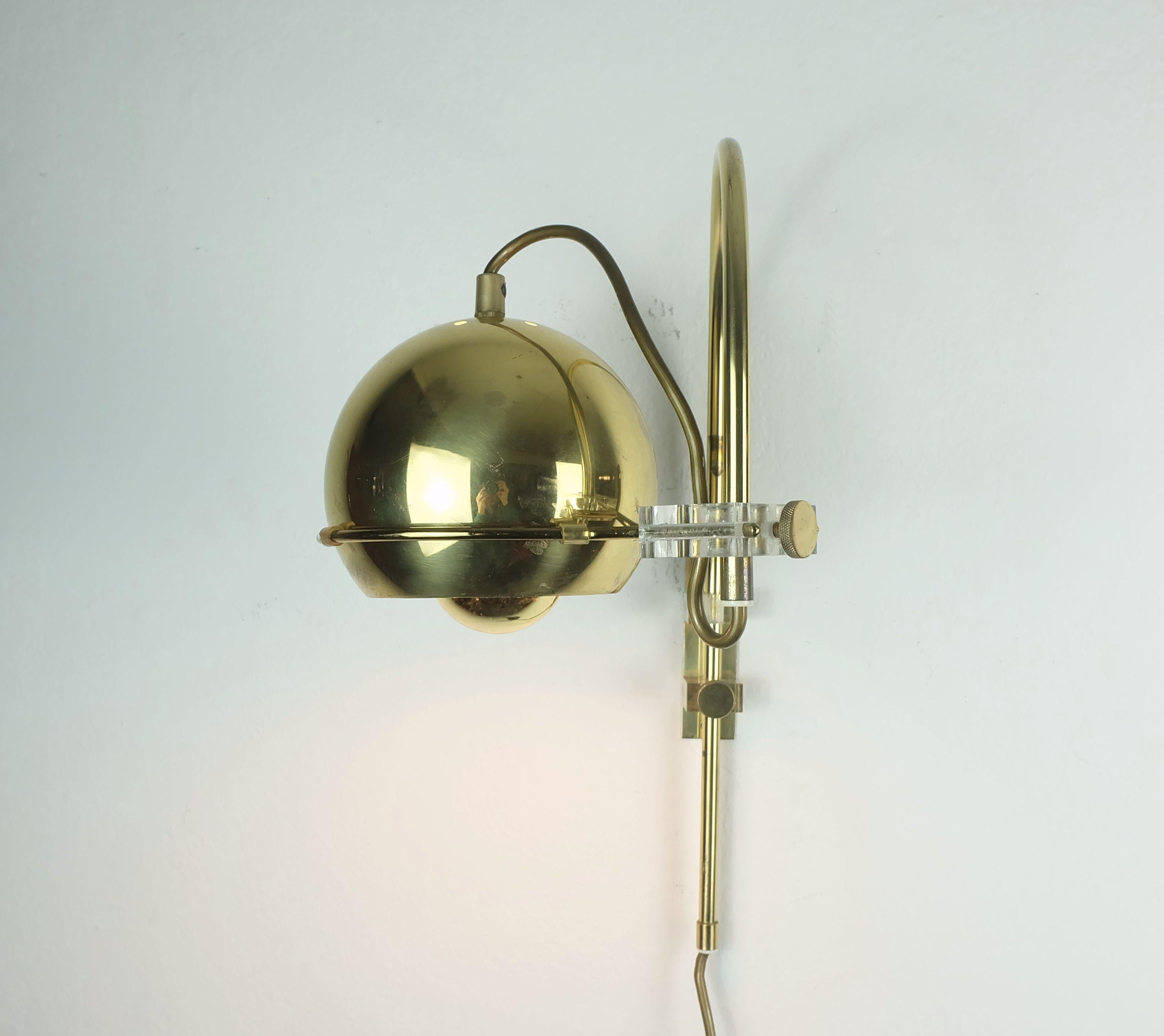 gepo amsterdam años 70 globo ocular ajustable SCONCE DE PARED latón y lucite finales del siglo XX en venta