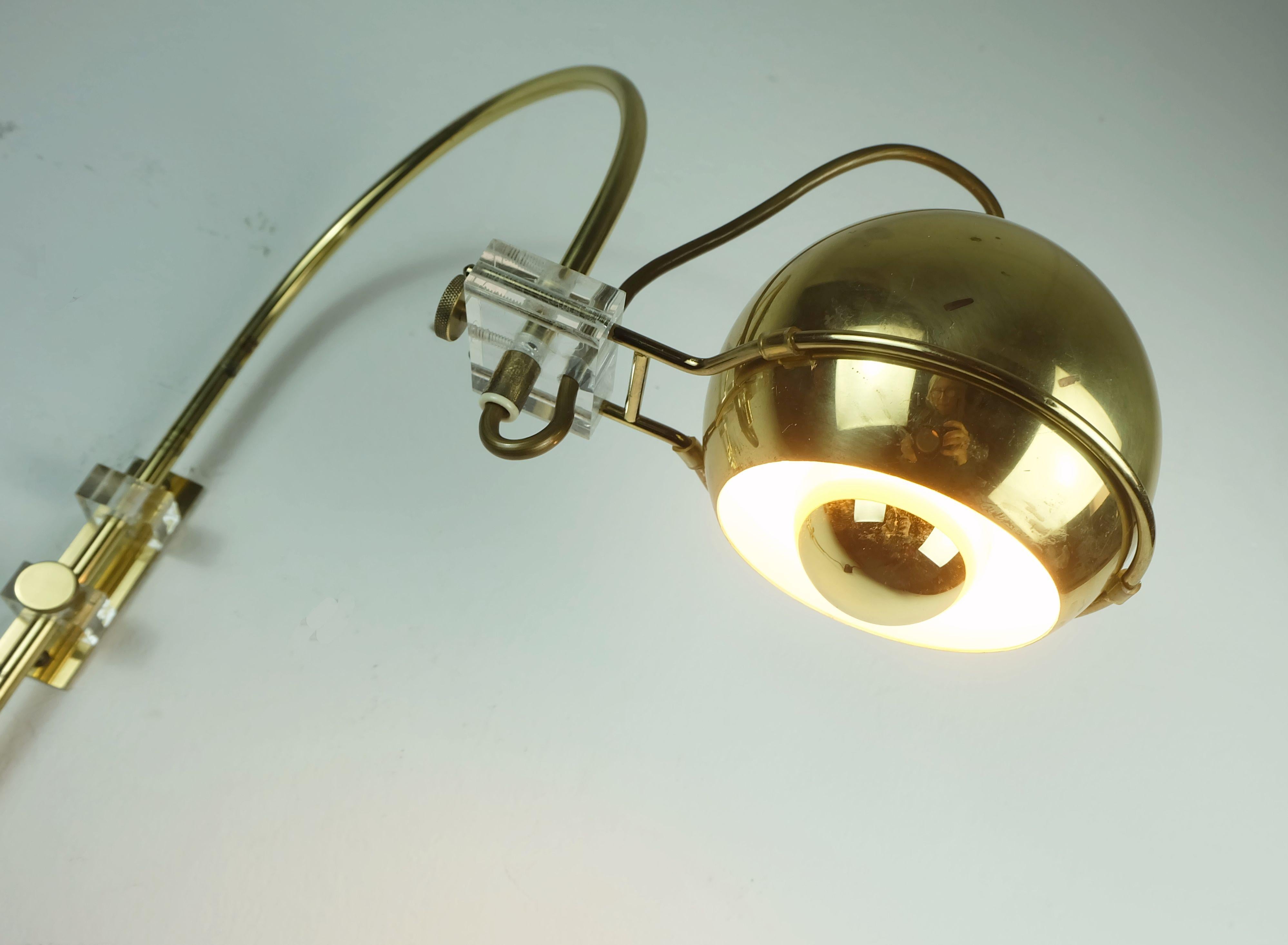 gepo amsterdam años 70 globo ocular ajustable SCONCE DE PARED latón y lucite Latón en venta