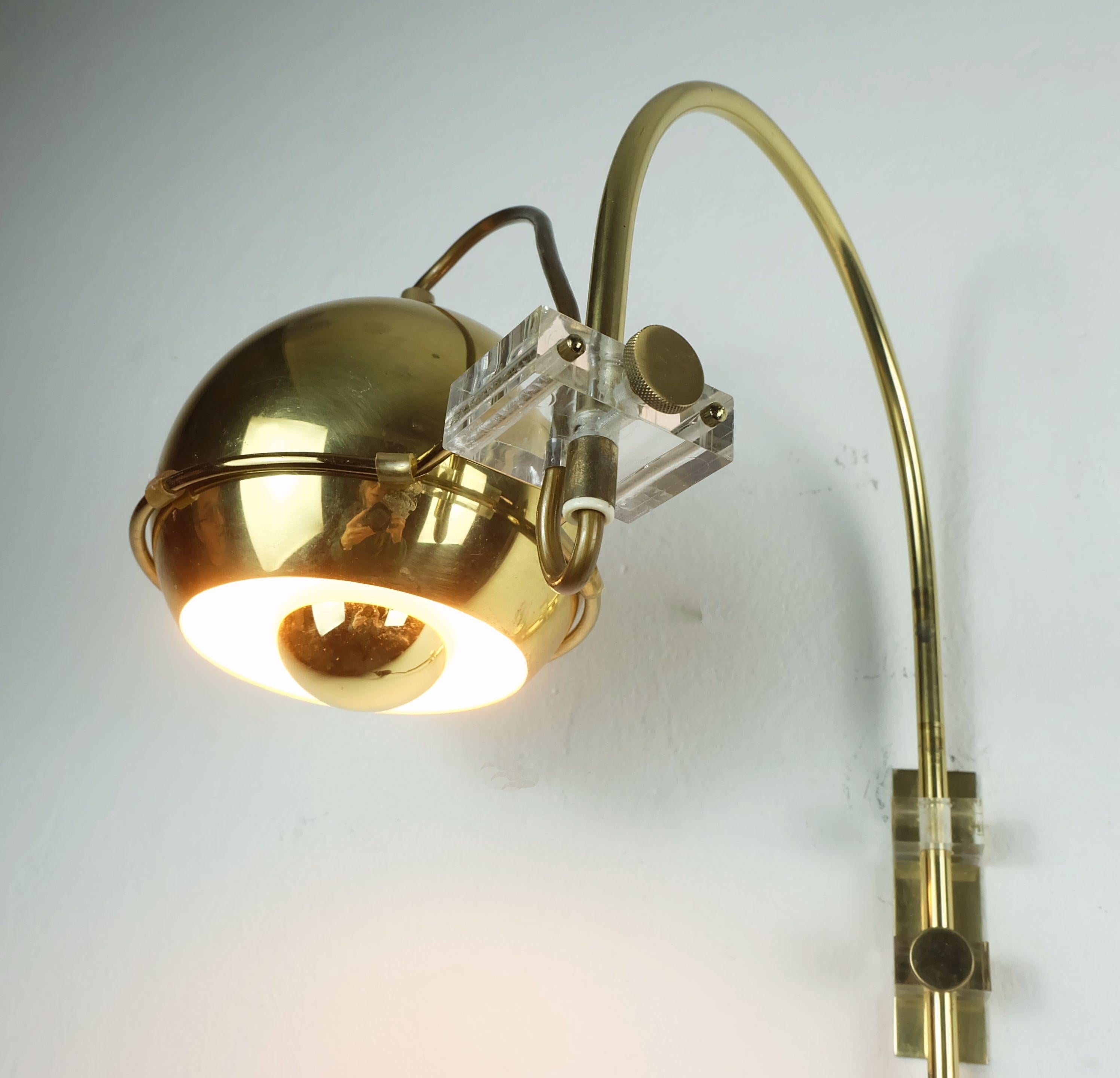 gepo amsterdam años 70 globo ocular ajustable SCONCE DE PARED latón y lucite en venta 1