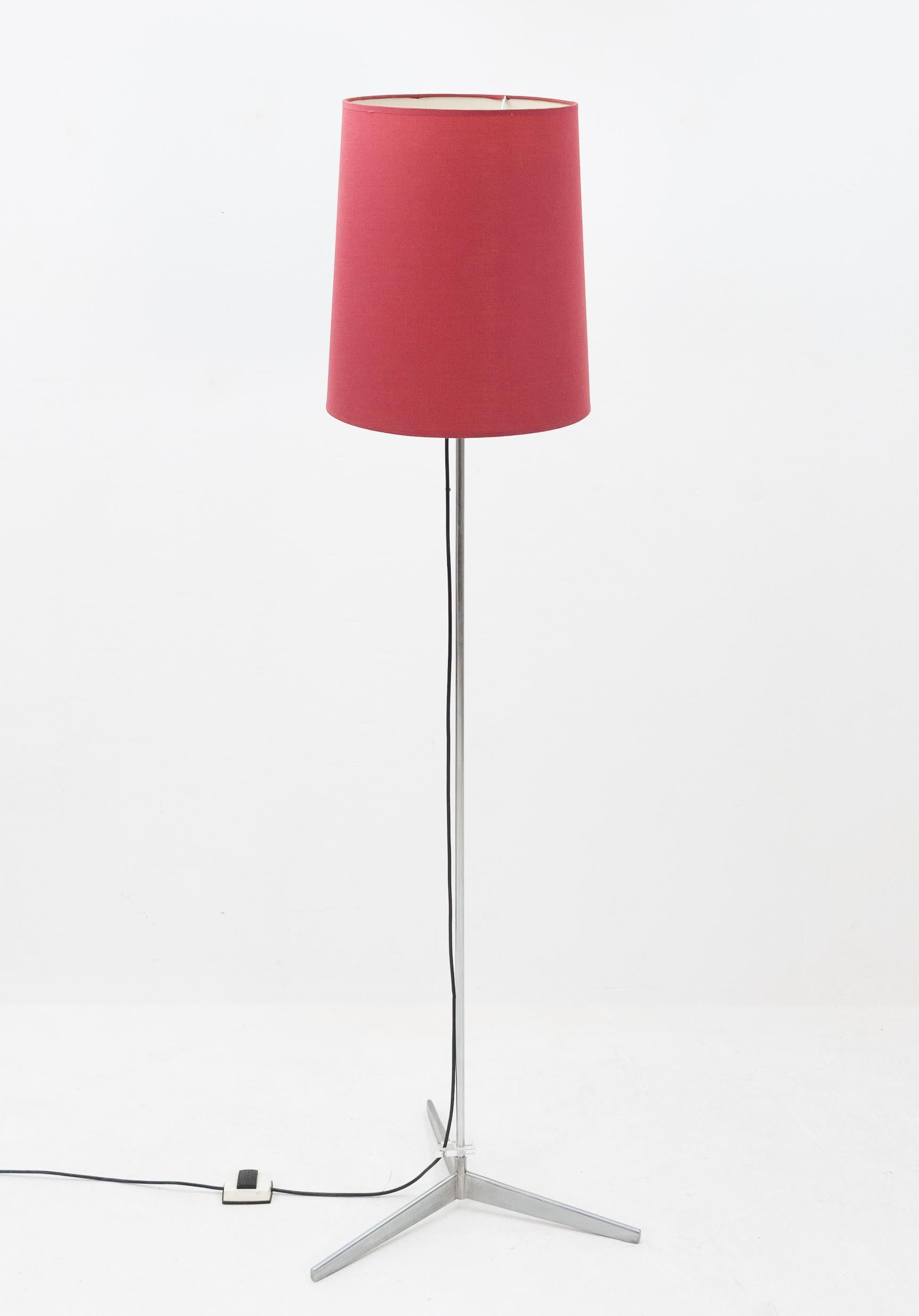 Well designed floor lamp, by quality lighting firm Gebroeders Posthuma ('Gepo') from Amsterdam. Height adjustable from the very top of the central support rod all the way down to the graceful three-pointed foot.

There is a small crack in the