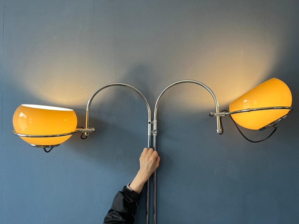 Einzigartige Space-Age-Wandleuchte mit Doppelbogen von GEPO mit zwei Pilzschirmen. Die Chrombögen können in verschiedene Richtungen bewegt werden, und die Schirme können nach unten oder nach oben zeigen. Die Bögen können auch in entgegengesetzter