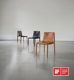 Sedia "Gera", in legno massello e rivestimento in pelle naturale.