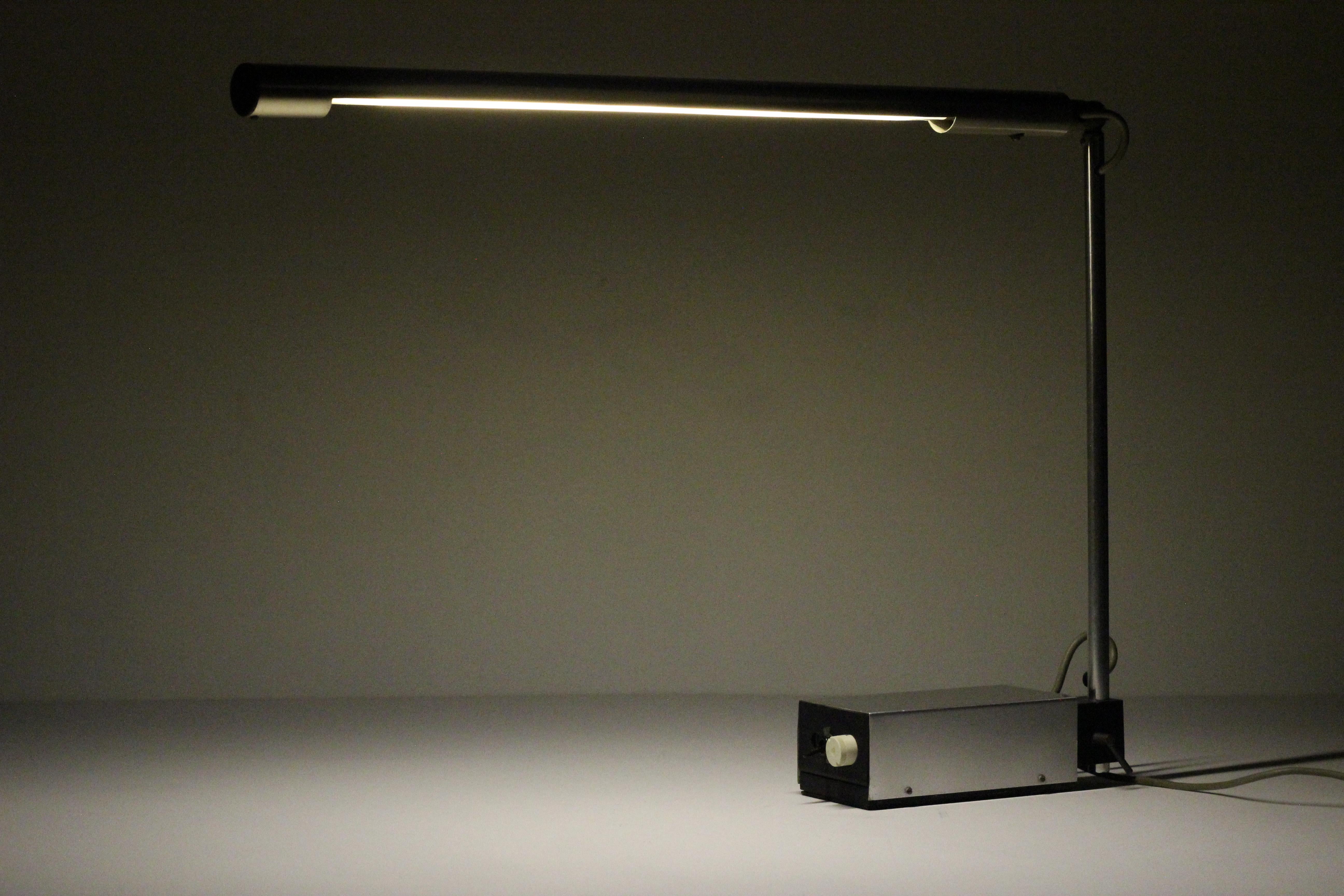Gerald Abramovitz Best and Lloyd Aluminium Cantilever Desk Lamp, Model 41555 MK2: An Icon of Modernist Lighting

This Gerald Abramovitz Best and Lloyd Aluminium Cantilever Desk Lamp Model 41555 MK2 represents a pinnacle of mid-century modern