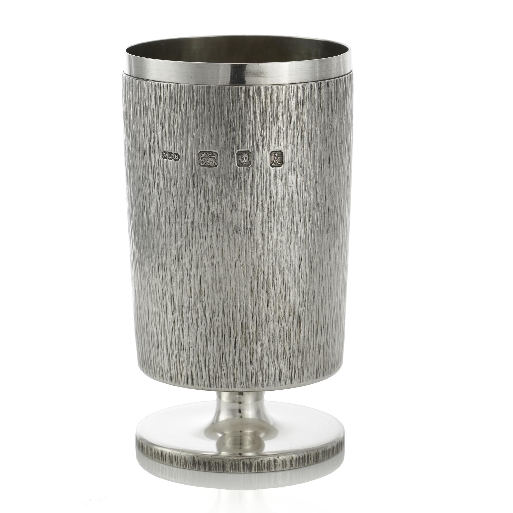 Gerald Benney vintage hammer finish design sterling silver goblet.
Made in England, London, 1965
Fully hallmarked.

Approx. Dimensions -
Diameter x height: 7 x 12.7 cm
Weight: 343 grams in total.

Condition: Goblet is general used, has age