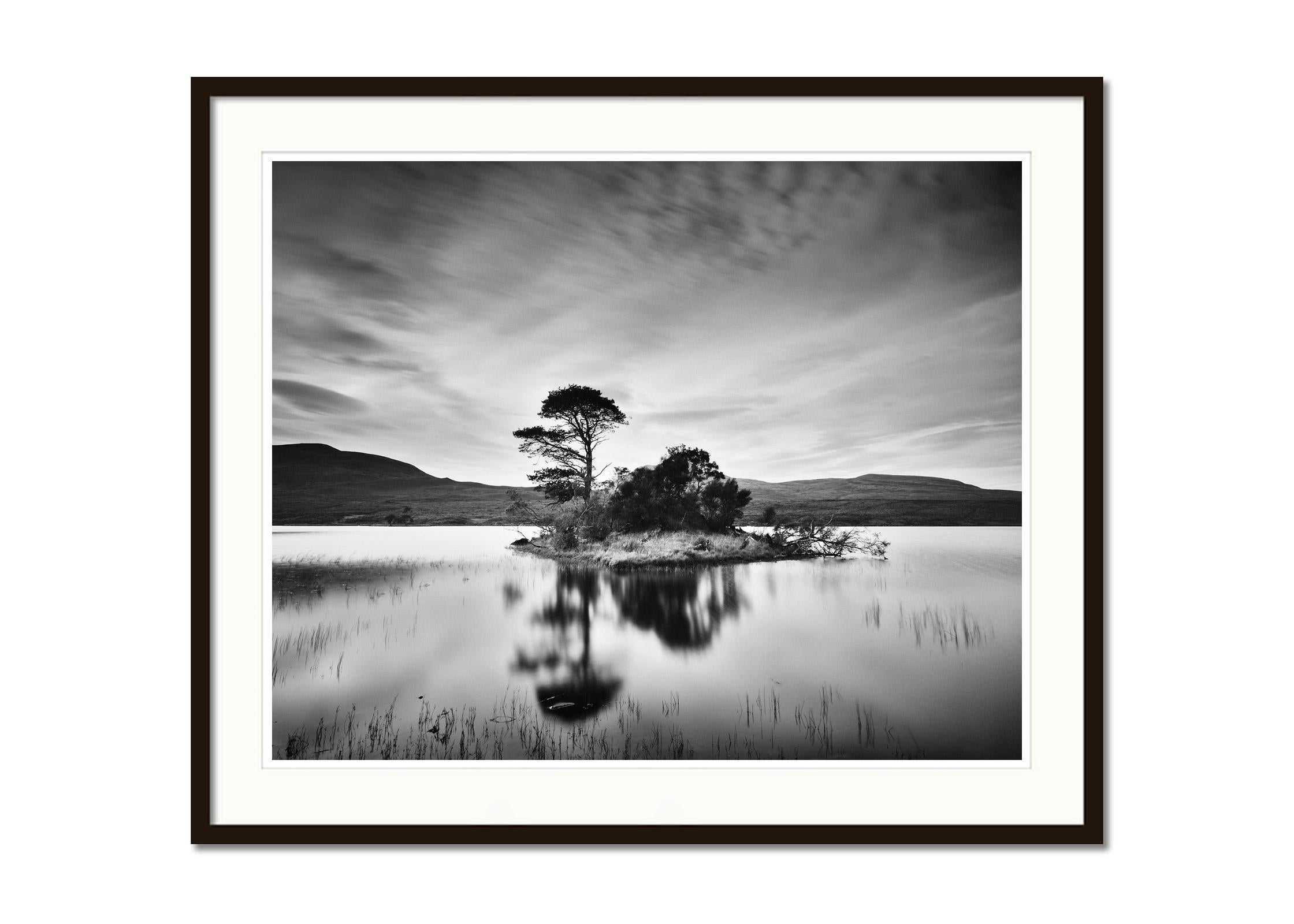 Nach dem Sonnenuntergang Schottischer Bergsee minimalistischer schwarz-weißer Landschaftsdruck (Zeitgenössisch), Photograph, von Gerald Berghammer, Ina Forstinger