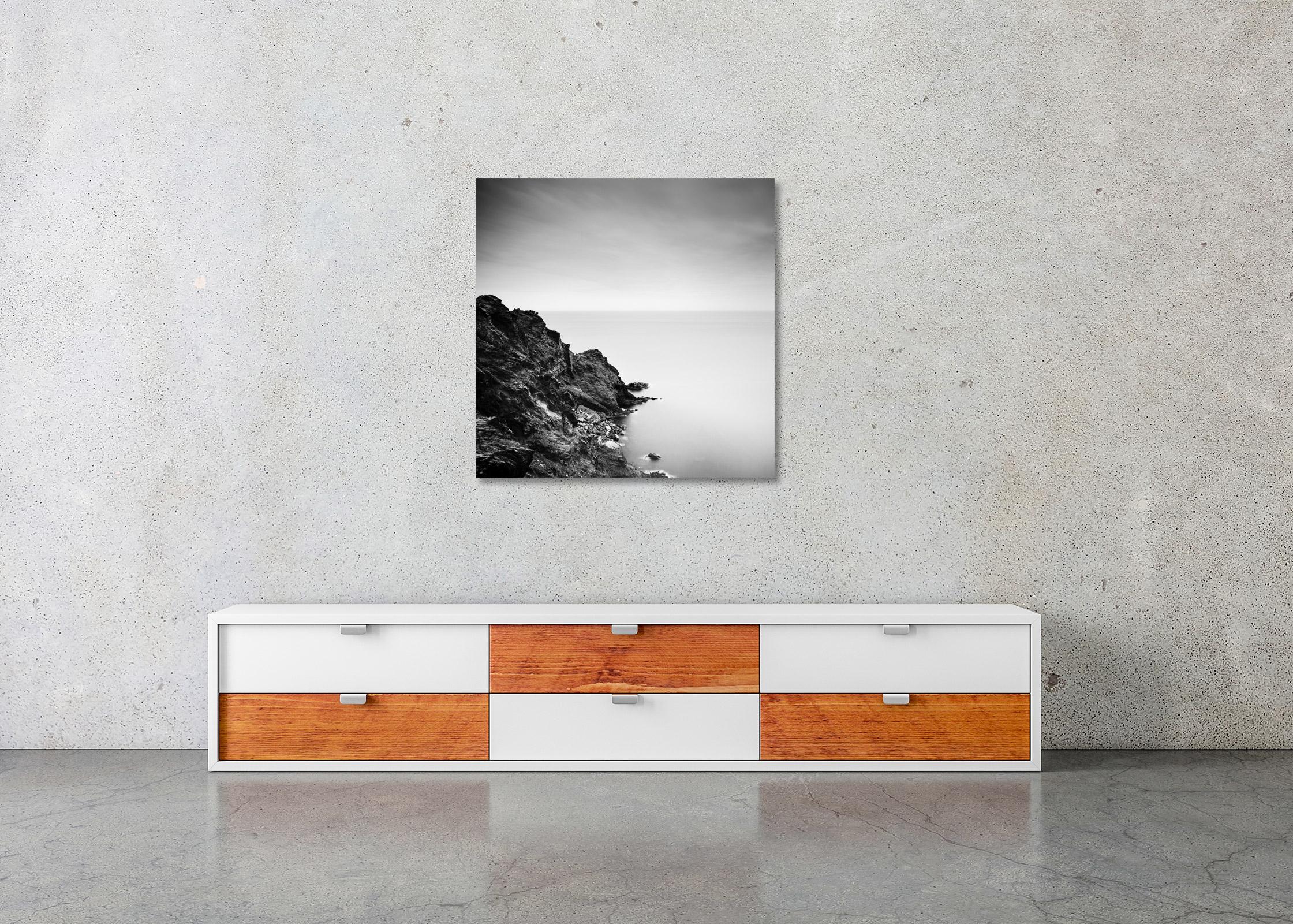 Atlantic Coast, Cliff, Portugal, Schwarz-Weiß-Fotografie, Kunstlandschaft im Angebot 1