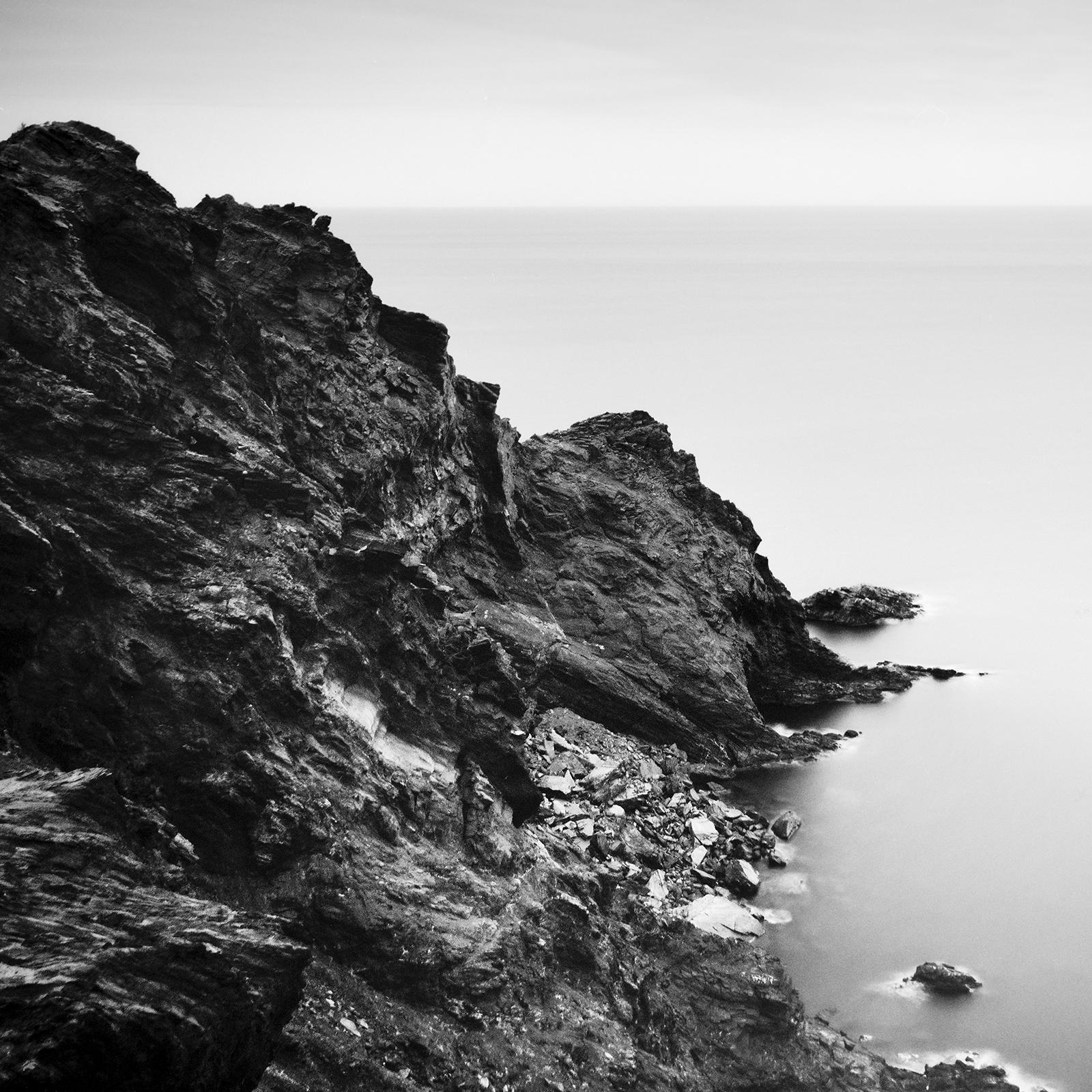 Atlantic Coast, Cliff, Portugal, Schwarz-Weiß-Fotografie, Kunstlandschaft im Angebot 3