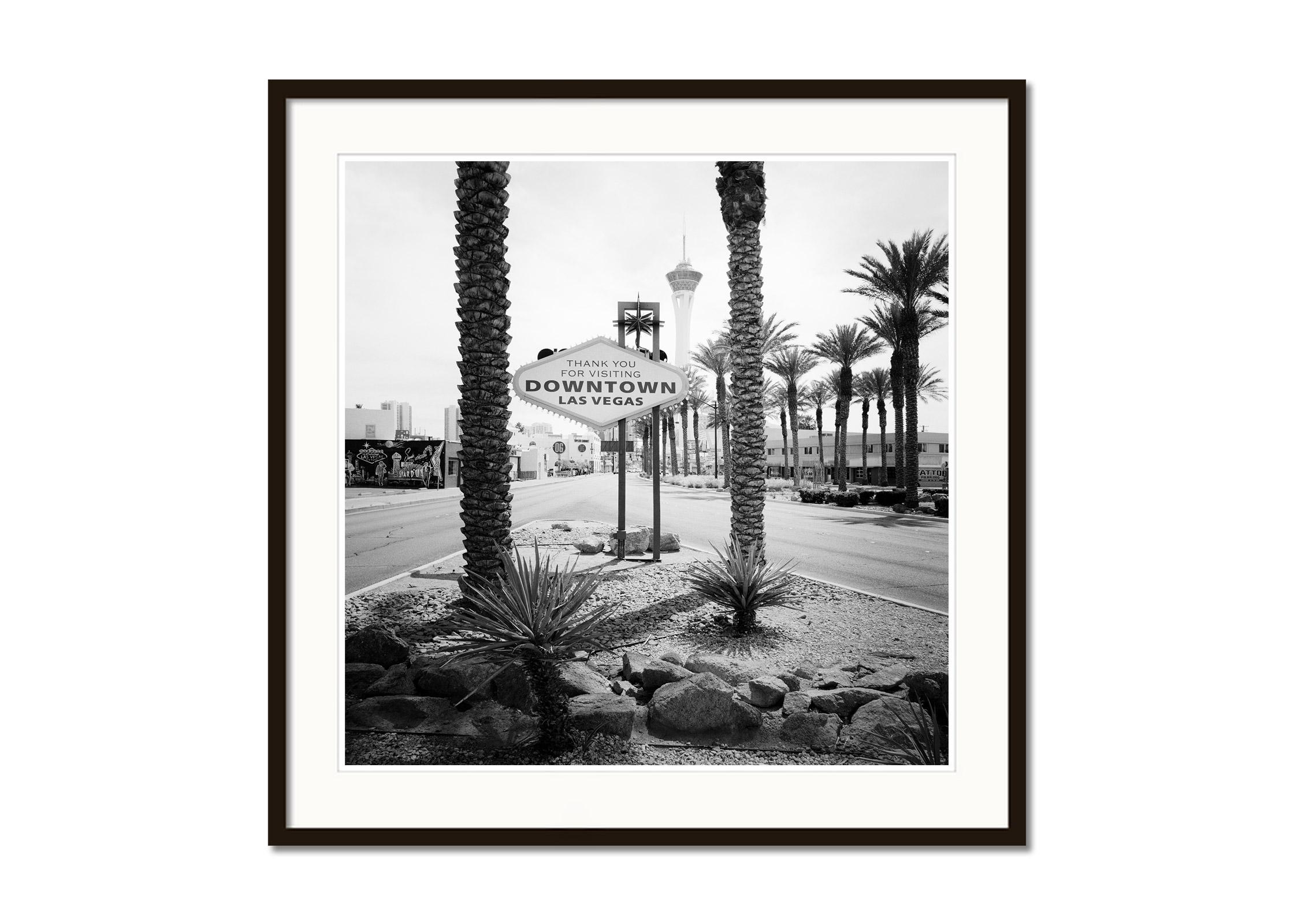 Downtown Las Vegas, Nevada, USA – zeitgenössischer Schwarz-Weiß-Landschaftsdruck (Grau), Black and White Photograph, von Gerald Berghammer, Ina Forstinger