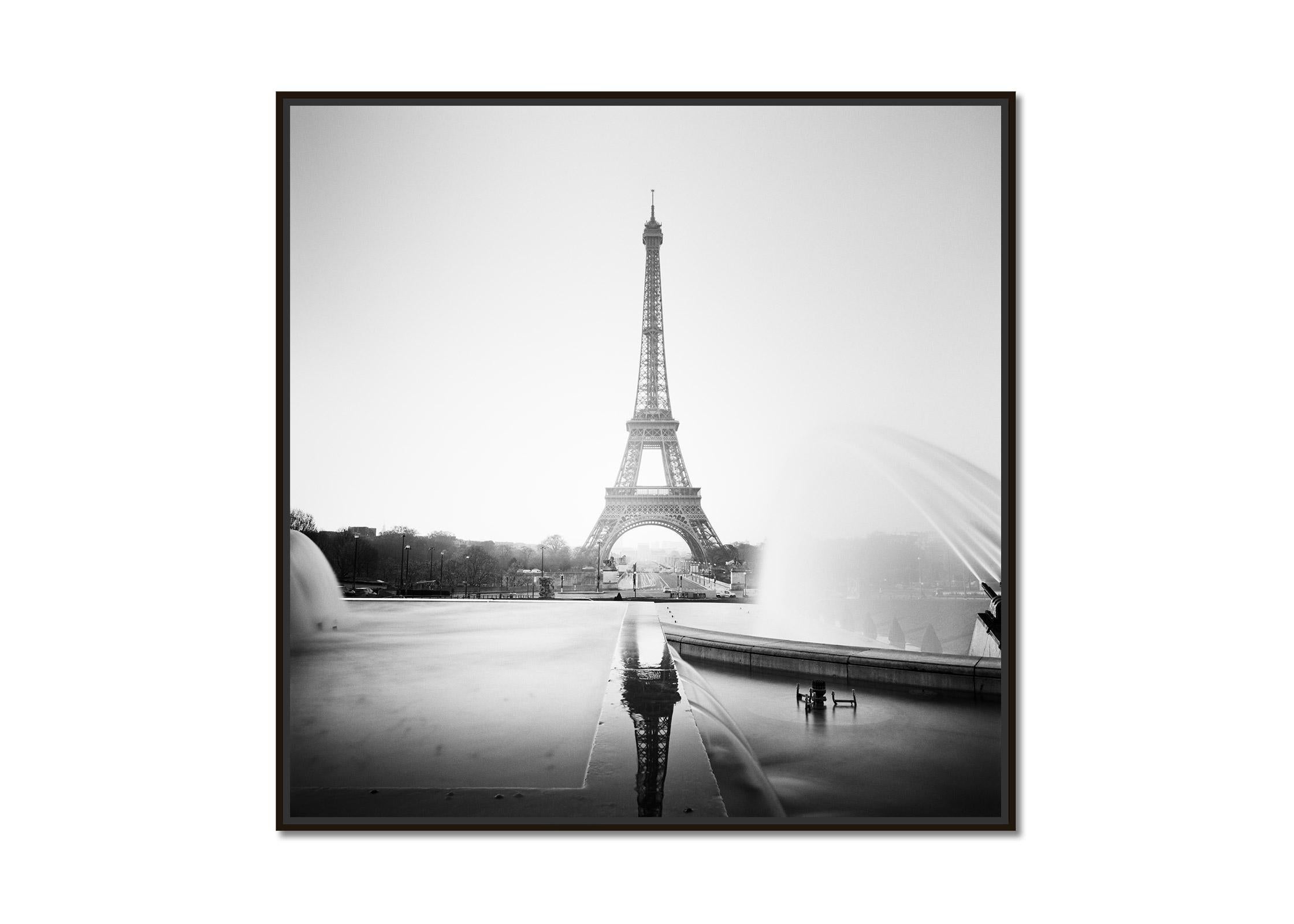 Eiffel Tower fontaine du trocadero Paris, black and white cityscape photography - Photograph by Gerald Berghammer, Ina Forstinger