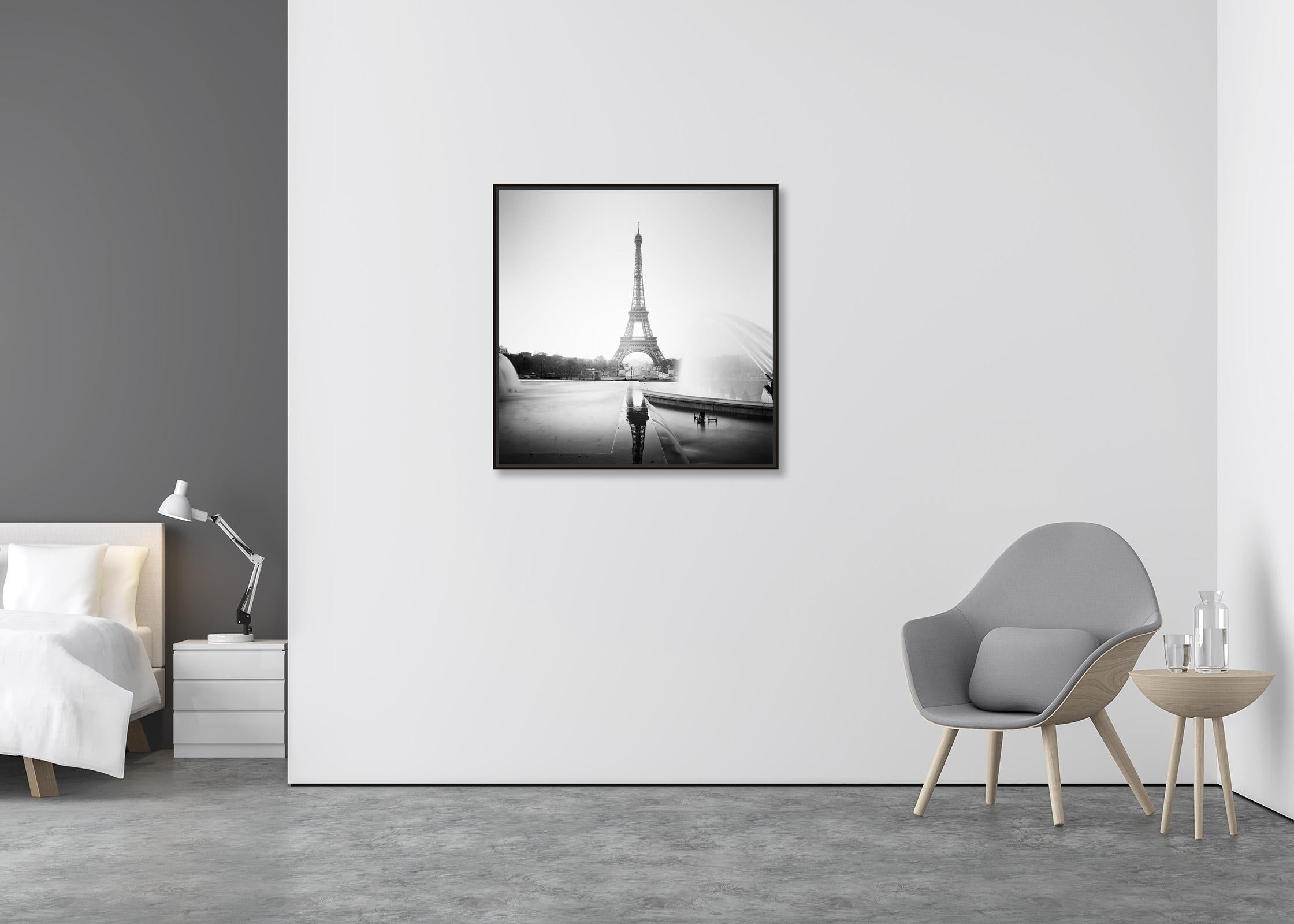 Eiffelturm Fontaine du trocadero Paris, Schwarz-Weiß-Stadtlandschaftsfotografie (Zeitgenössisch), Photograph, von Gerald Berghammer, Ina Forstinger