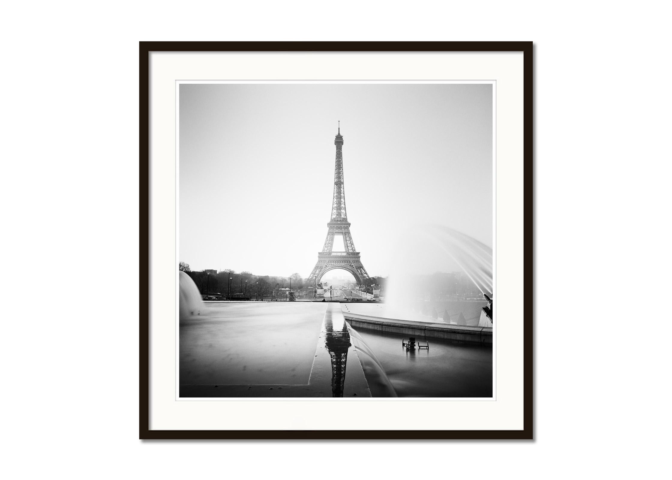 Eiffelturm Fontaine du trocadero Paris, Schwarz-Weiß-Stadtlandschaftsfotografie (Grau), Landscape Photograph, von Gerald Berghammer, Ina Forstinger
