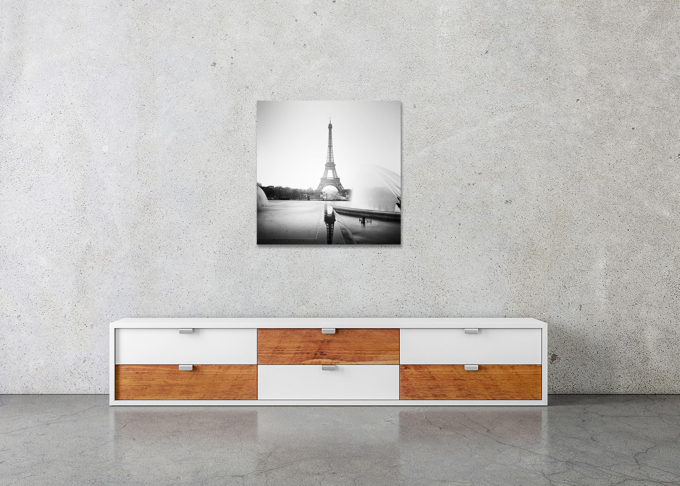 Eiffel Tower fontaine du trocadero Paris, black and white cityscape photography - Gray Landscape Photograph by Gerald Berghammer, Ina Forstinger